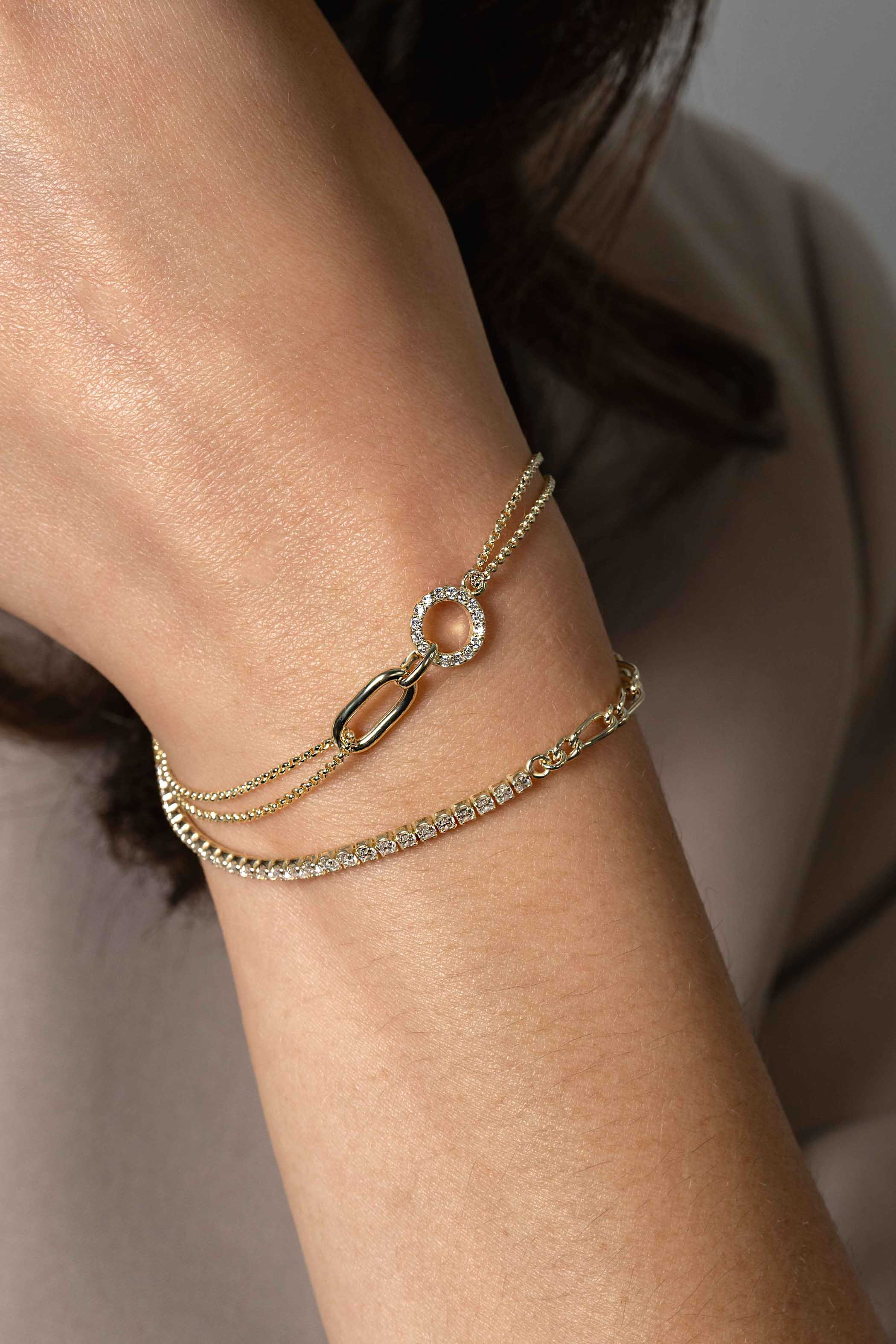 ZINZI gold plated zilveren multi-look armband met twee kettinkjes, verbonden aan een ovale schakel en open rondje bezet met witte zirconia's 17-20cm ZIA2463Y