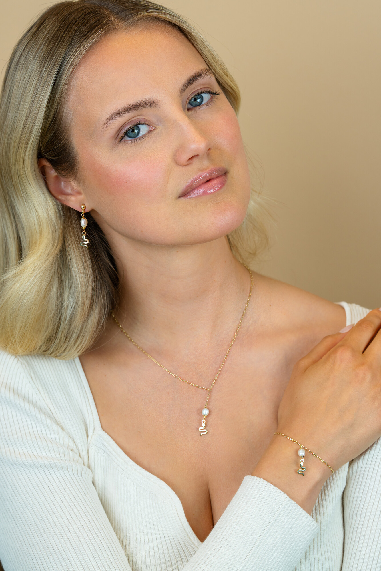 ZINZI gold plated zilveren paperclip Y-collier met witte zoetwaterparel en slang ZIC2761