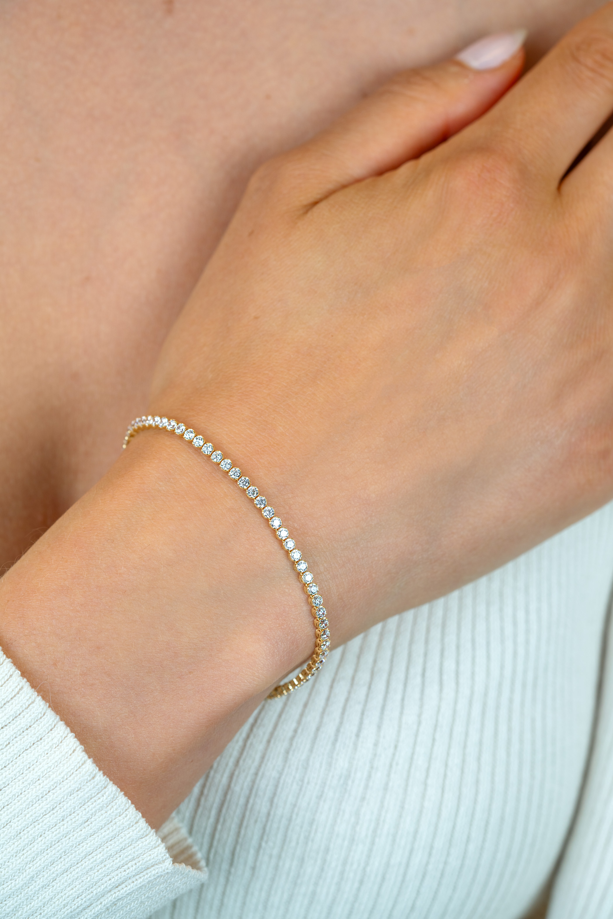 ZINZI gold plated zilveren tennis armband 2,5mm breed en bezet met witte zirconia's in ronde kastzettingen 17-20cm ZIA2590Y