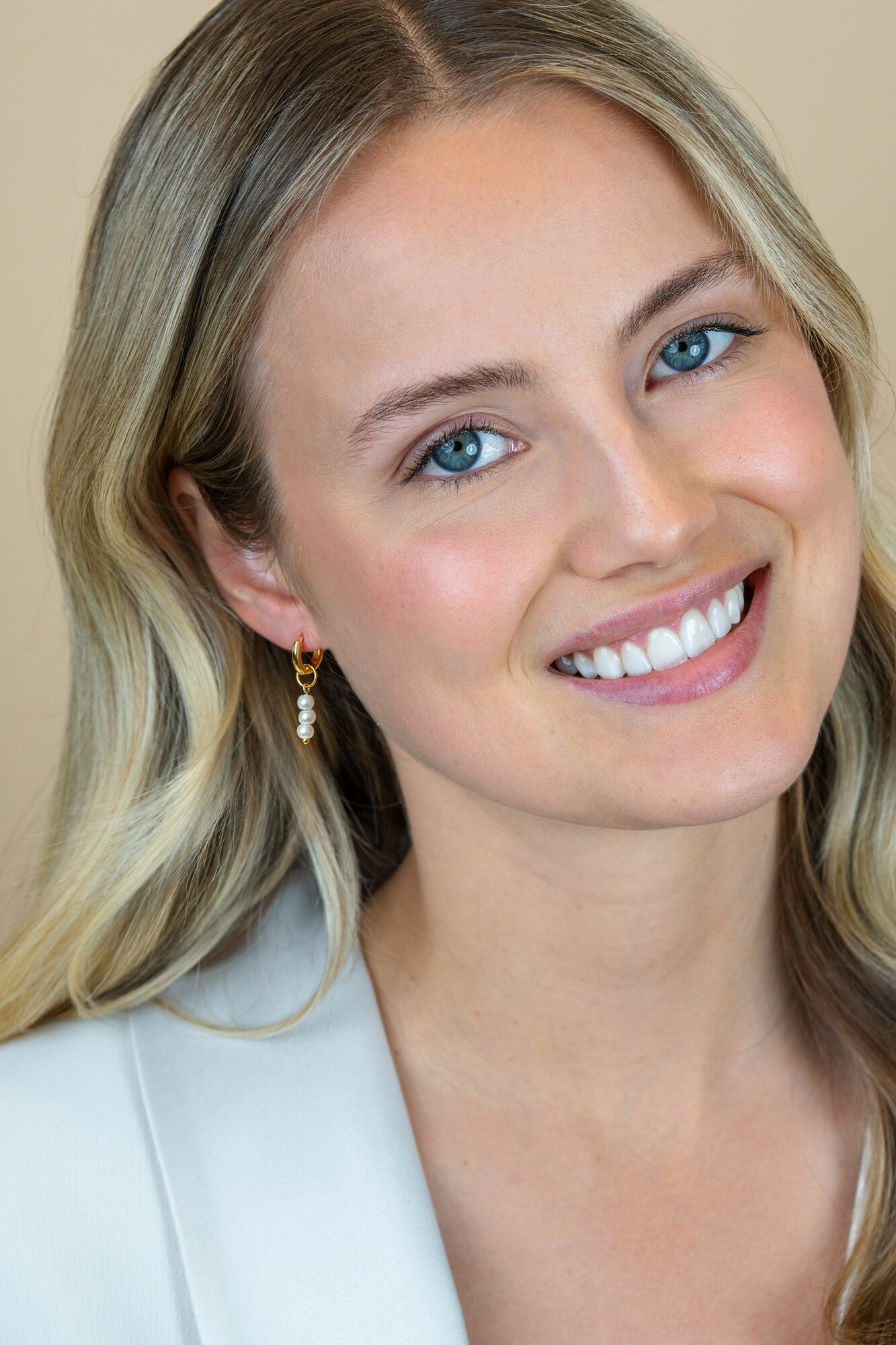 12mm ZINZI gold plated zilveren oorbedels met 3 witte pareltjes ZICH2734Y (zonder oorringen)