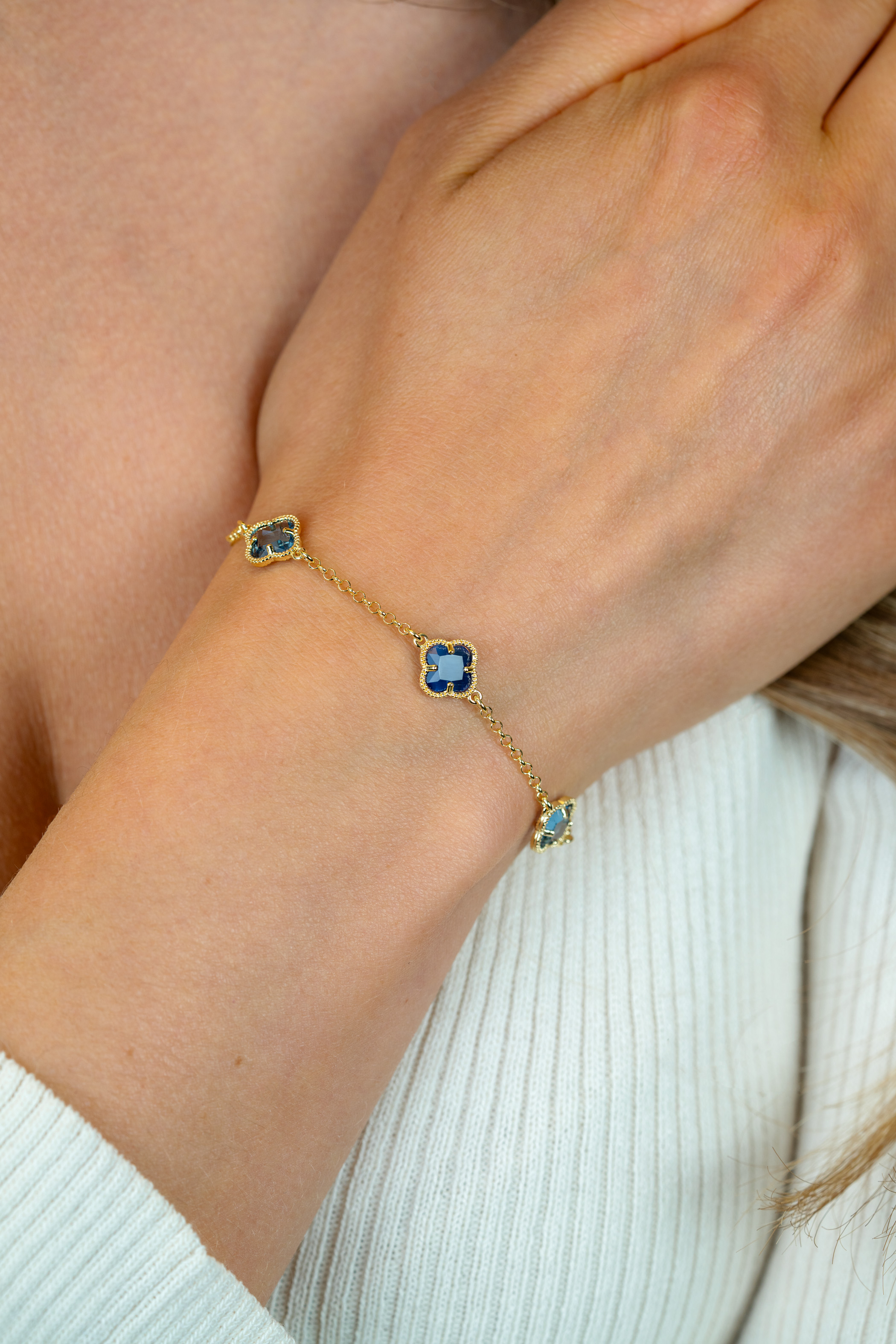 ZINZI gold plated zilveren schakel armband met twee lichtblauwe klavers en een donkerblauwe klaver in het midden 17-20cm ZIA2662B