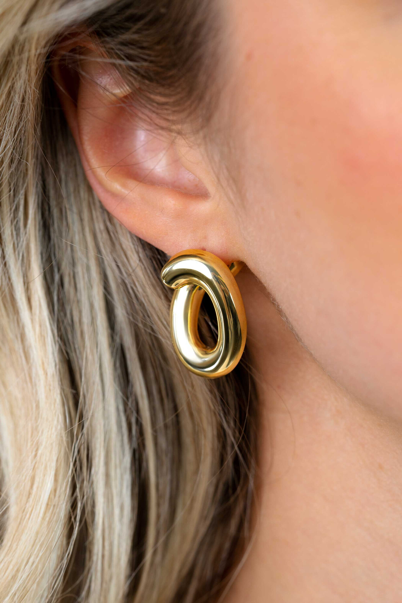25mm ZINZI gold plated zilveren grote oorringen in ronde organische vorm met vloeiende lijnen en handige bovensluiting ZIO2903G
