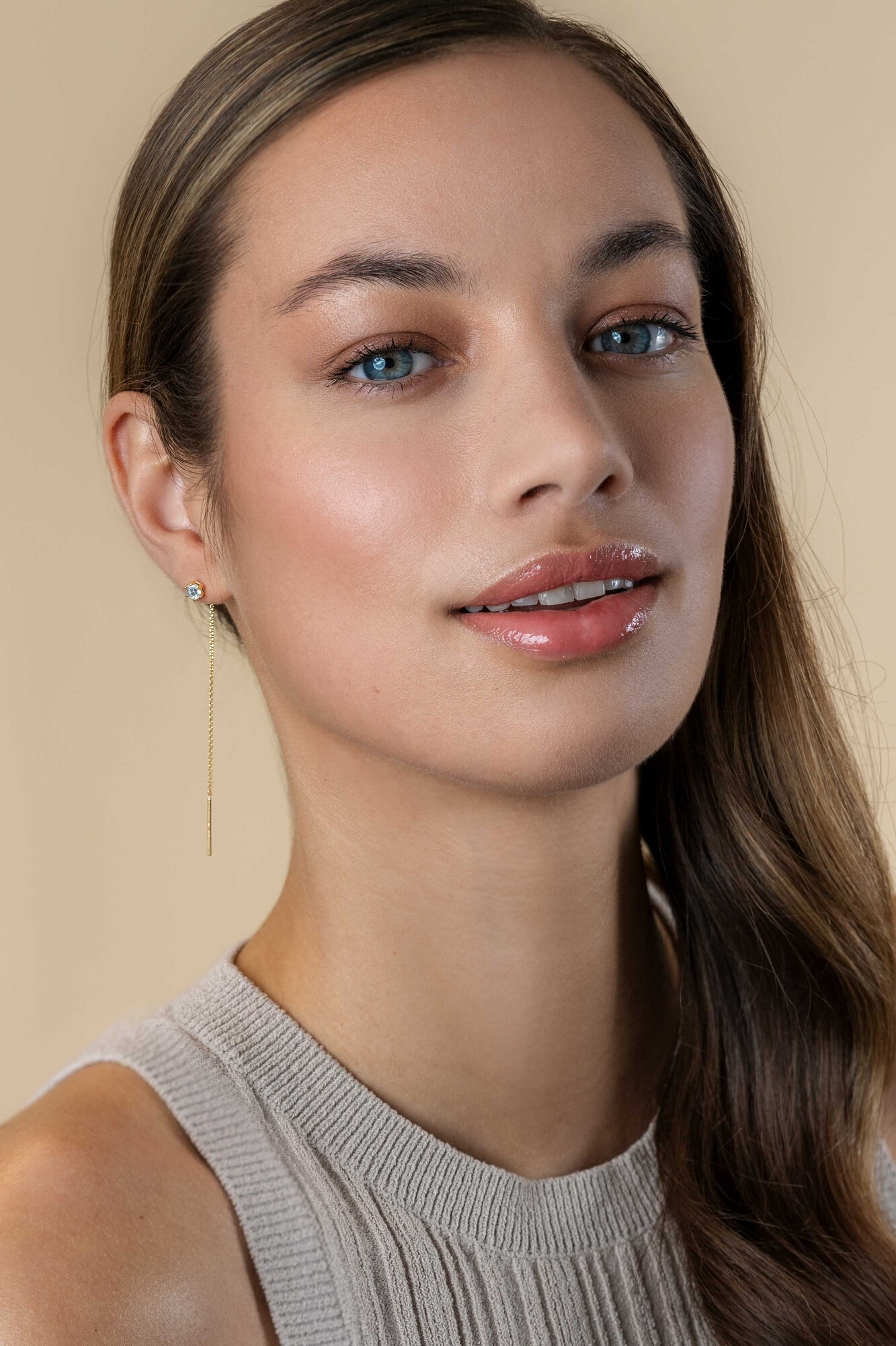 80mm ZINZI gold plated zilveren doortrek oorbellen met chatonzetting 5mm witte zirconia en sierlijk kettinkje ZIO2576Y
