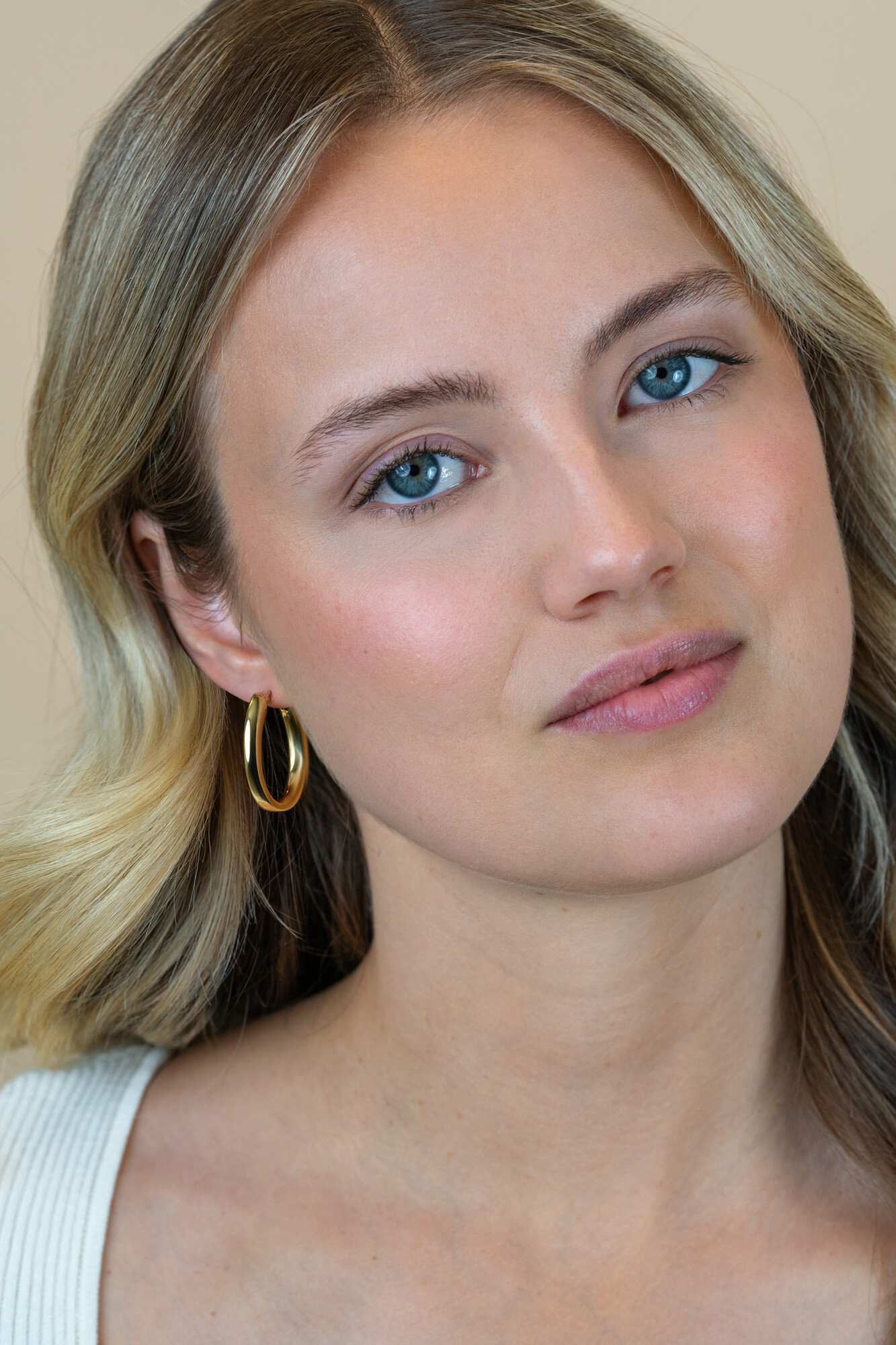 28mm ZINZI gold plated zilveren oorringen met organisch gevormde buis 3mm breed en handige bovensluiting ZIO2700G