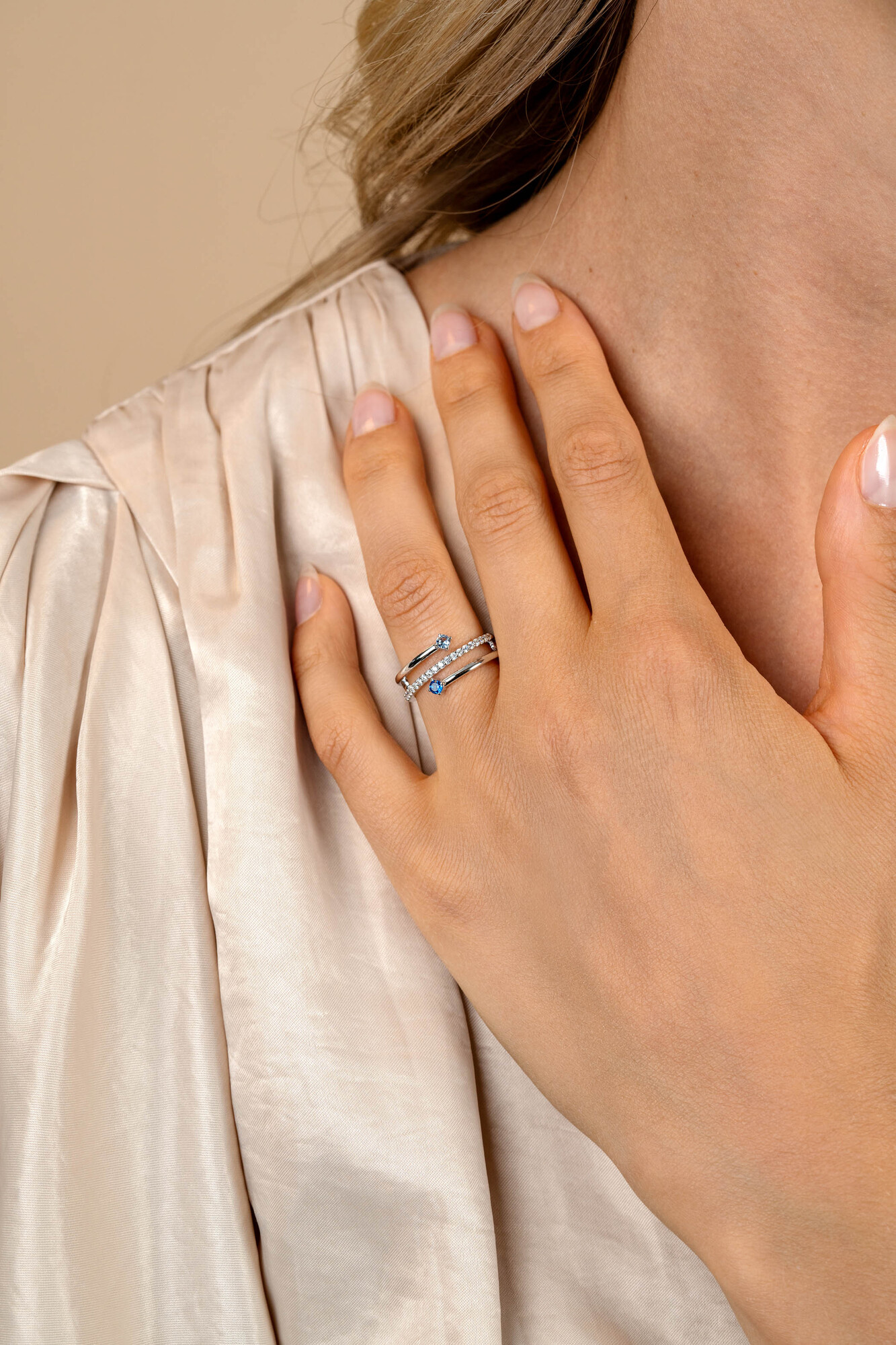 ZINZI zilveren multi-look ring (9mm breed) met 3 rijen, bezet met blauwe kleurstenen en witte zirconia's ZIR2646BC