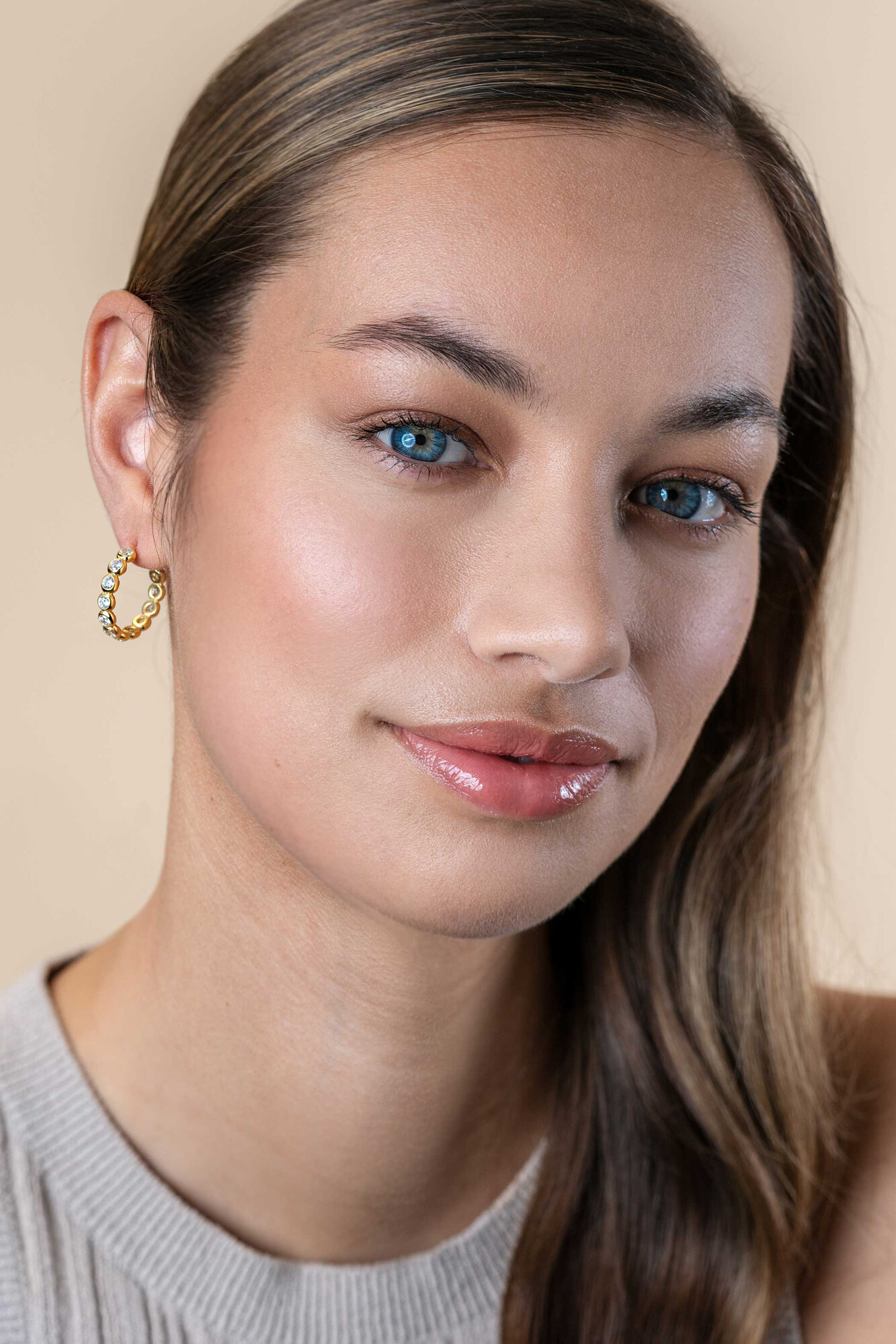 21mm ZINZI gold plated zilveren halve oorringen 4mm buisdikte, bezet met 12 witte zirconia's en met vlindersluiting ZIO2573Y
