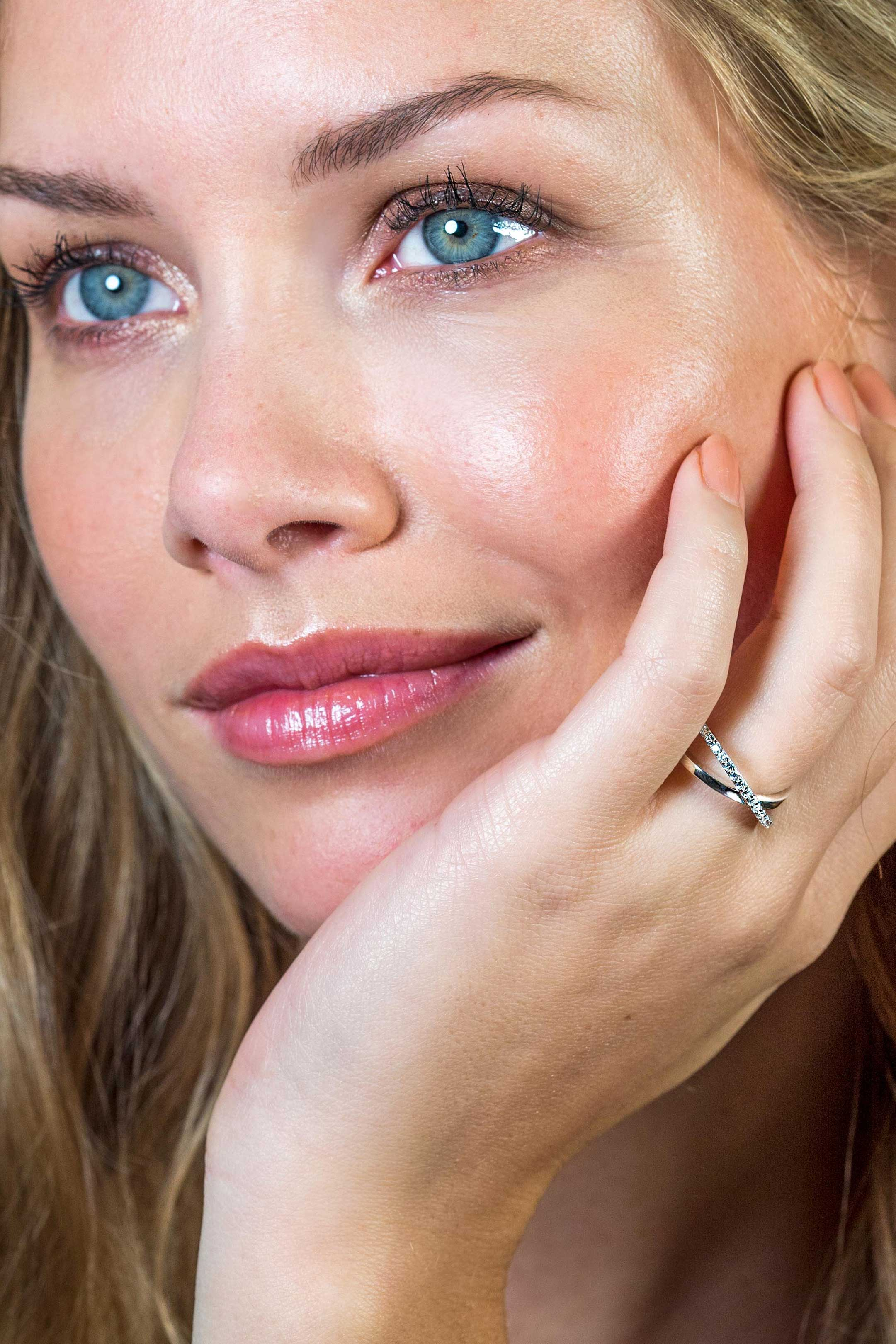 ZINZI zilveren cross-over ring glad wit ZIR1569C