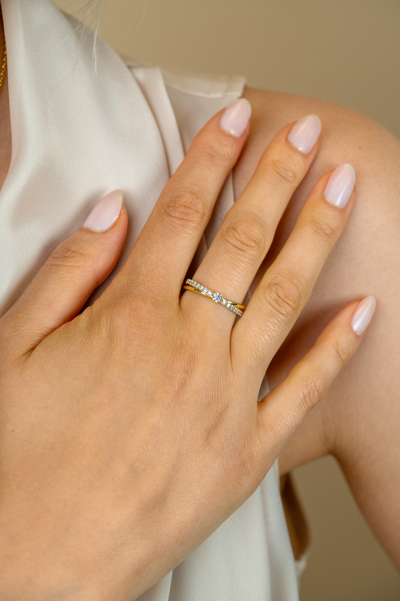 ZINZI gold plated zilveren cross-over ring, bezet met witte zirkonia’s ZIR2725YC