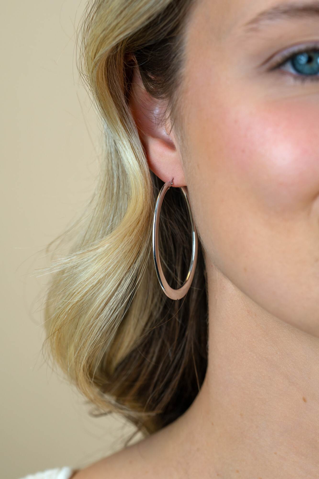 48mm ZINZI zilveren oorringen met organisch gevormde buis 2mm breed en handige bovensluiting ZIO2701