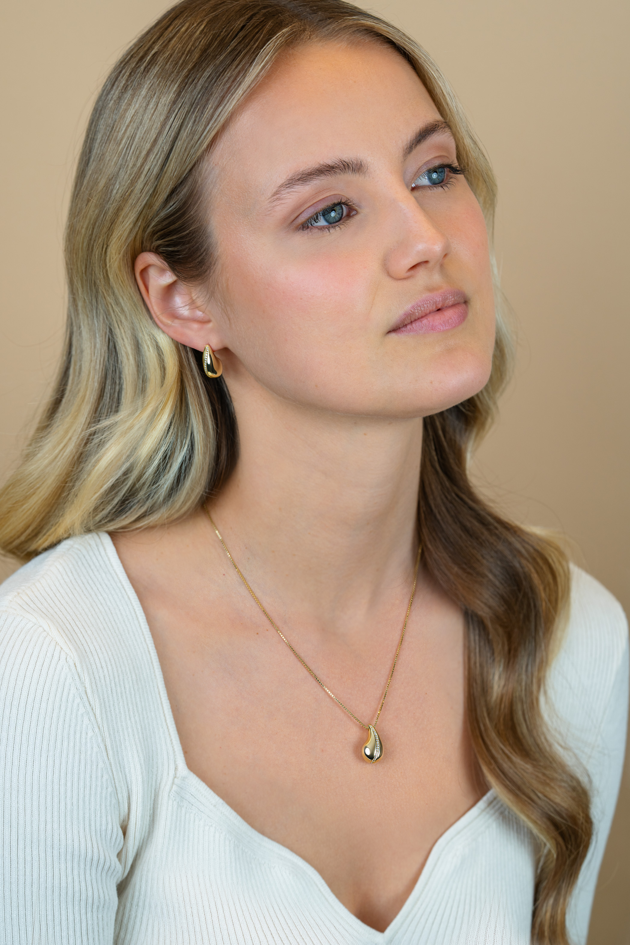 17mm ZINZI gold plated zilveren oorstekers in druppelvorm met golvende rij witte zirkonia's ZIO2707Y