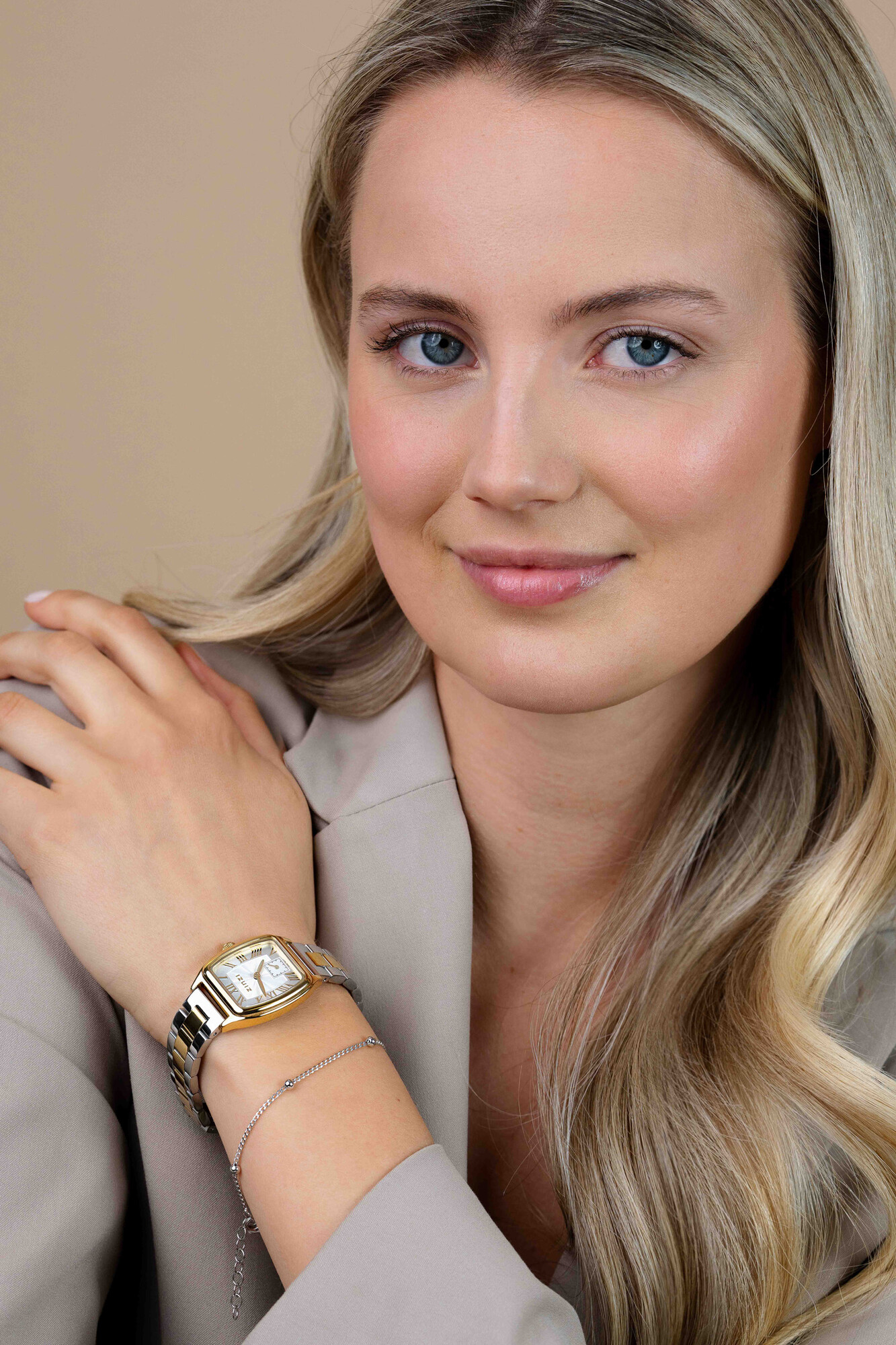 ZINZI Contour bicolor horloge zilveren sunray wijzerplaat en vintage kast stalen bicolor schakelband 26mm extra dun ZIW3033
