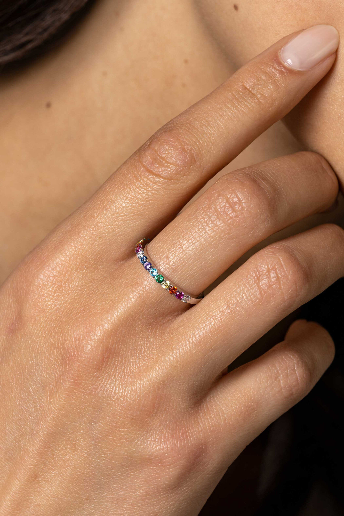 ZINZI zilveren aanschuifring 2mm breed met een symbolische regenboog aan kleurstenen ZIR2486C