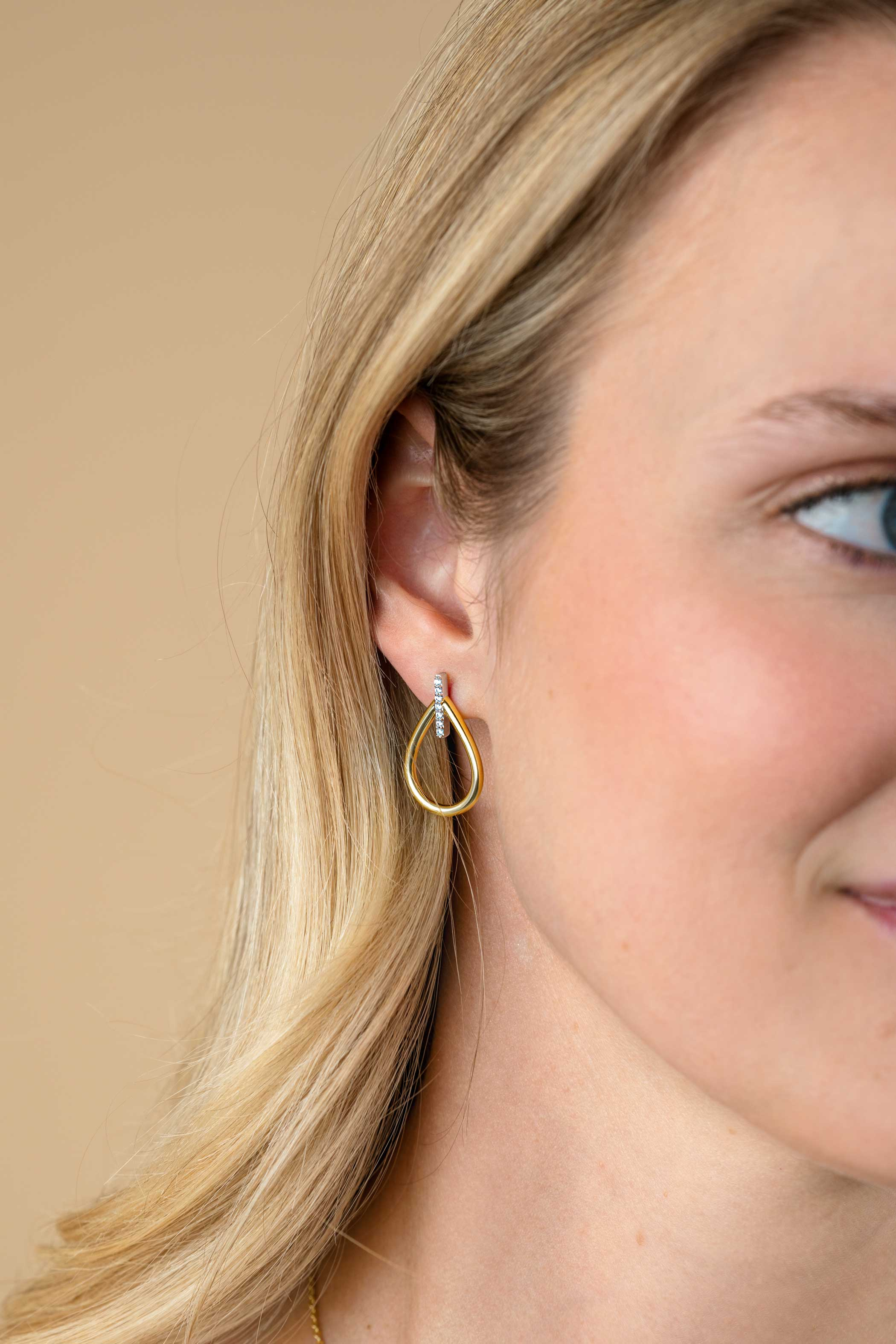 25mm ZINZI gold plated zilveren grote ovale oorstekers waarbij de top bezet is met witte zirconia's ZIO2619