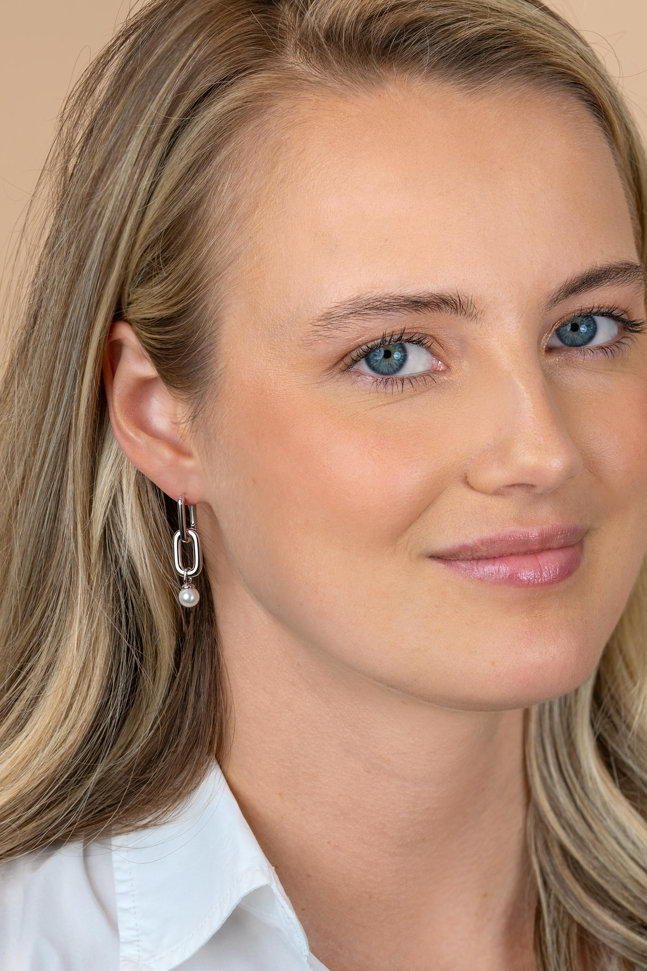 23mm ZINZI zilveren oorbedels met een langwerpige stoere schakel en witte parel ZICH2821 (zonder oorringen)