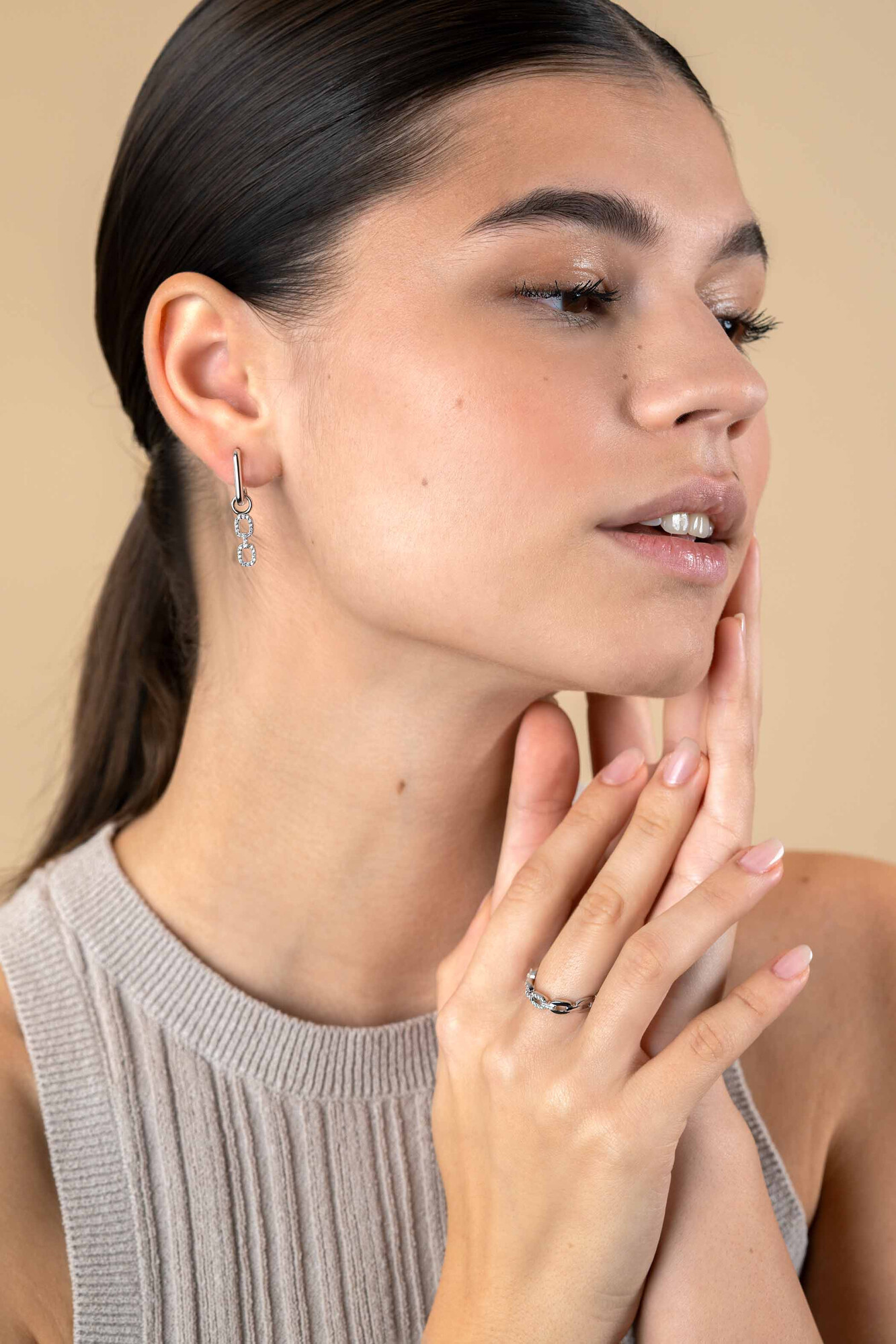 ZINZI zilveren schakelring met trendy ovale schakels, schitterend bezet met witte zirconia's 4mm breed ZIR2552C