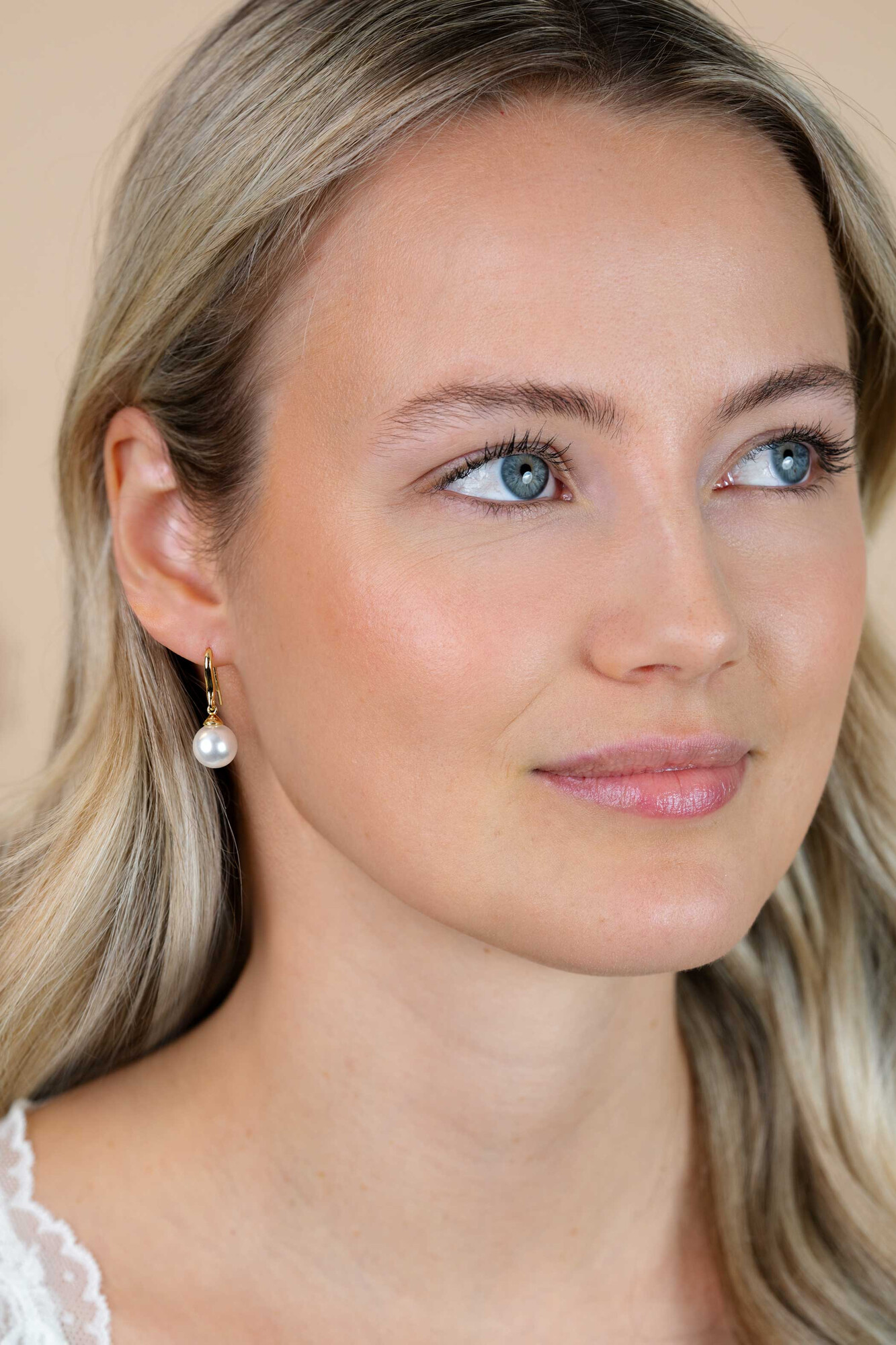 27mm ZINZI gold plated zilveren oorhangers met witte parel 10mm ZIO266WG