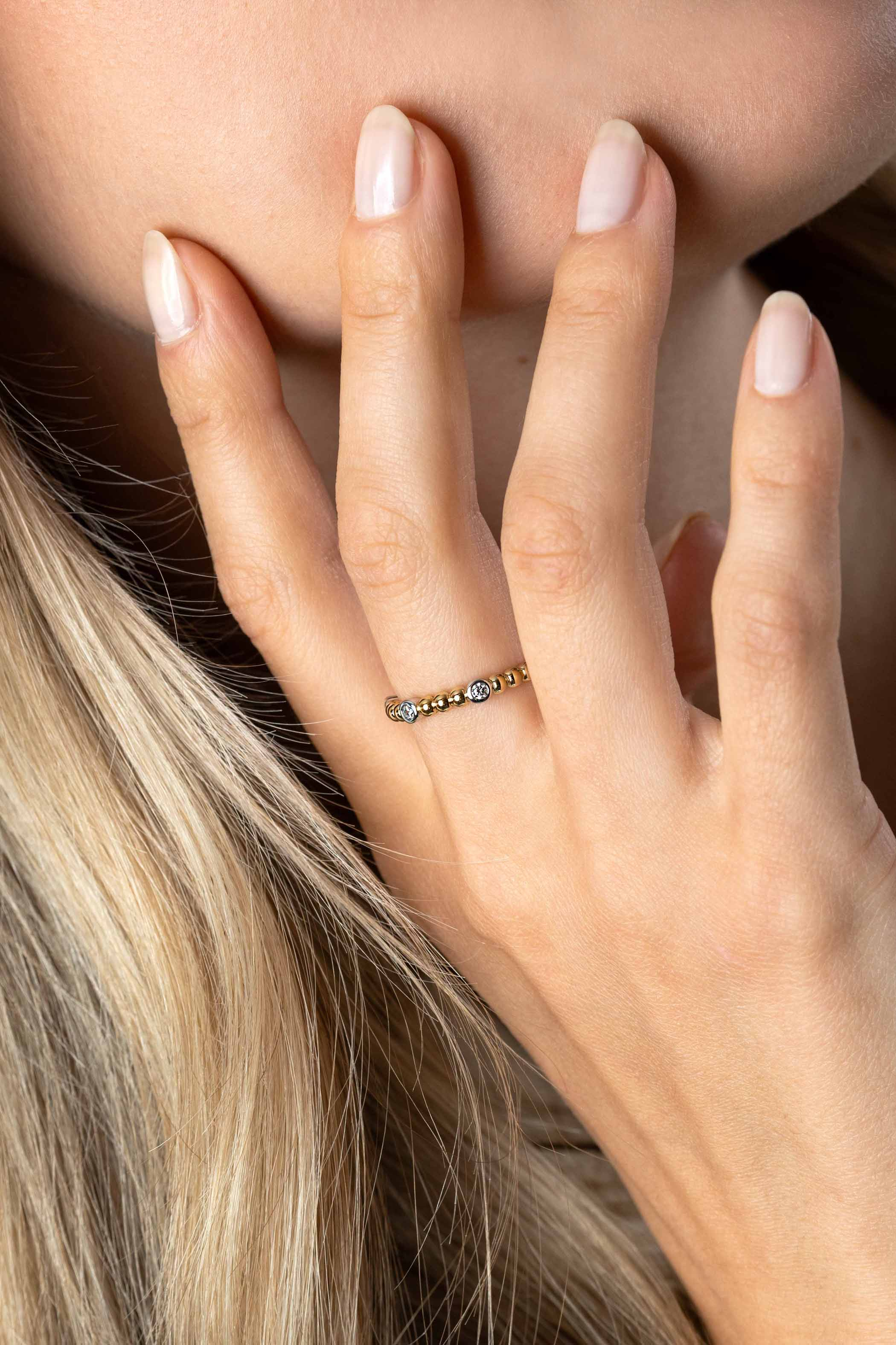 ZINZI gold plated zilveren aanschuifring met bolletjes scheen en drie ronde zettingen bezet met witte zirconia ZIR2569C