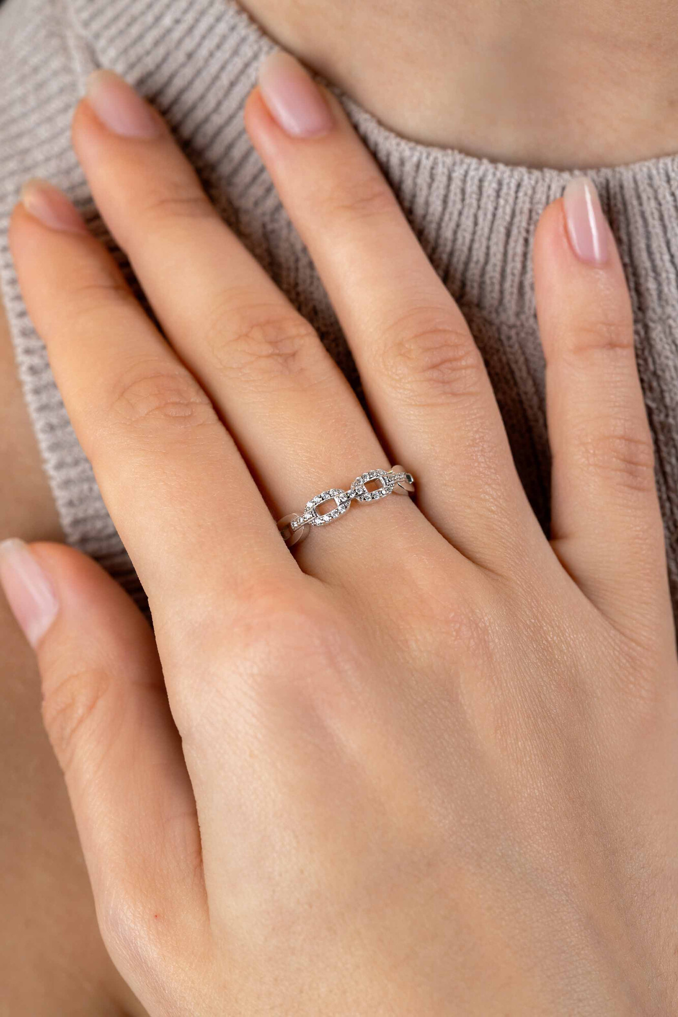 ZINZI zilveren schakelring met trendy ovale schakels, schitterend bezet met witte zirconia's 4mm breed ZIR2552C