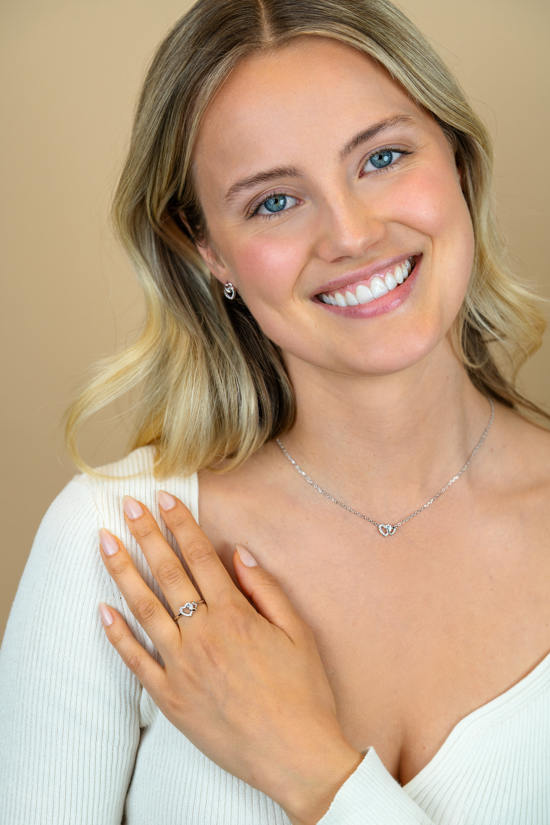 ZINZI zilveren ring 2 hartjes met elkaar verbonden, 1 hart bezet met witte zirconia's ZIR2493C