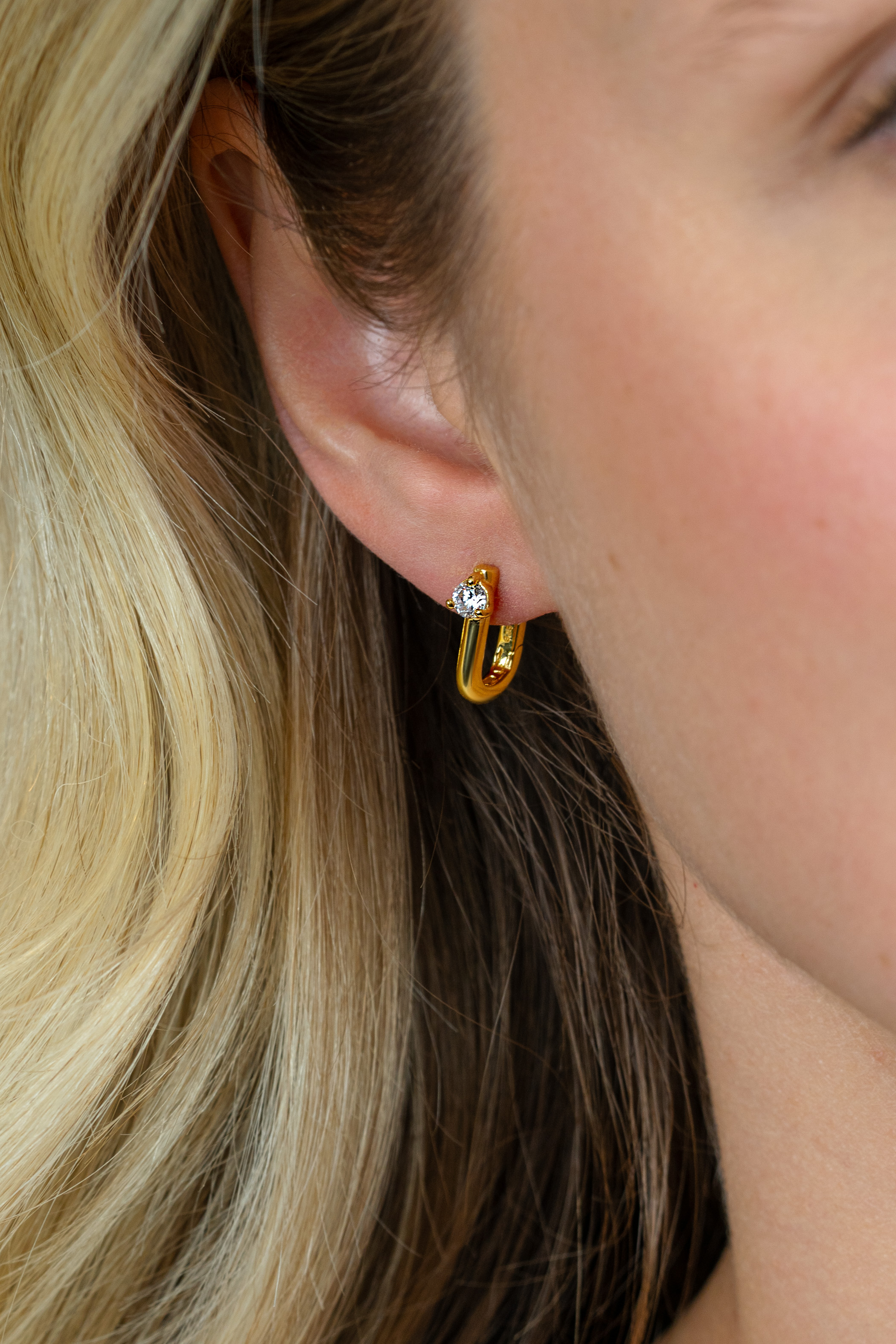 14mm ZINZI gold plated zilveren oorringen U-vorm met witte zirkonia ZIO2733Y