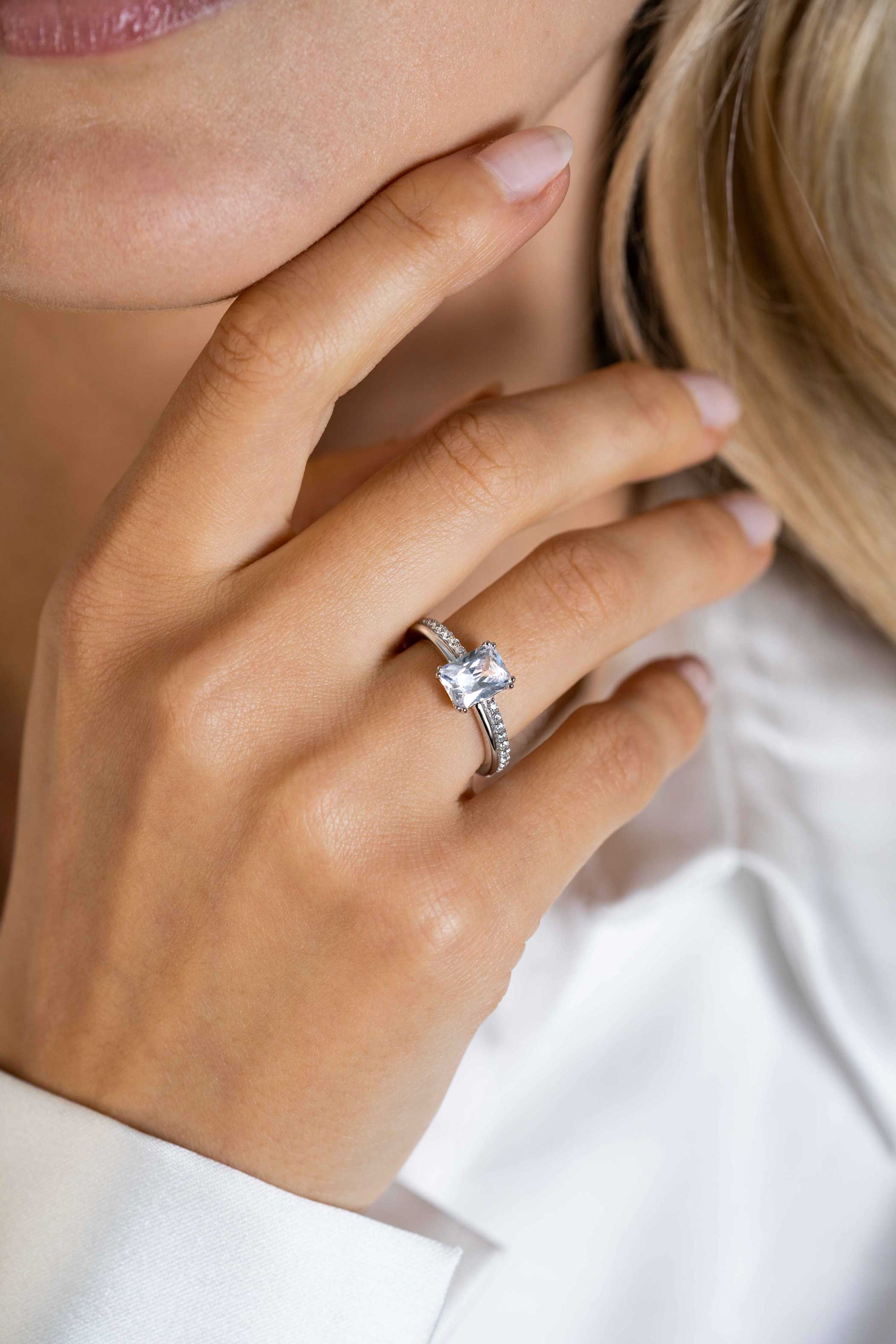 ZINZI zilveren luxe ring met rechthoekige witte zirconia in een vierpoots-zetting. De scheen heeft een multi-look uitstraling. ZIR2392C