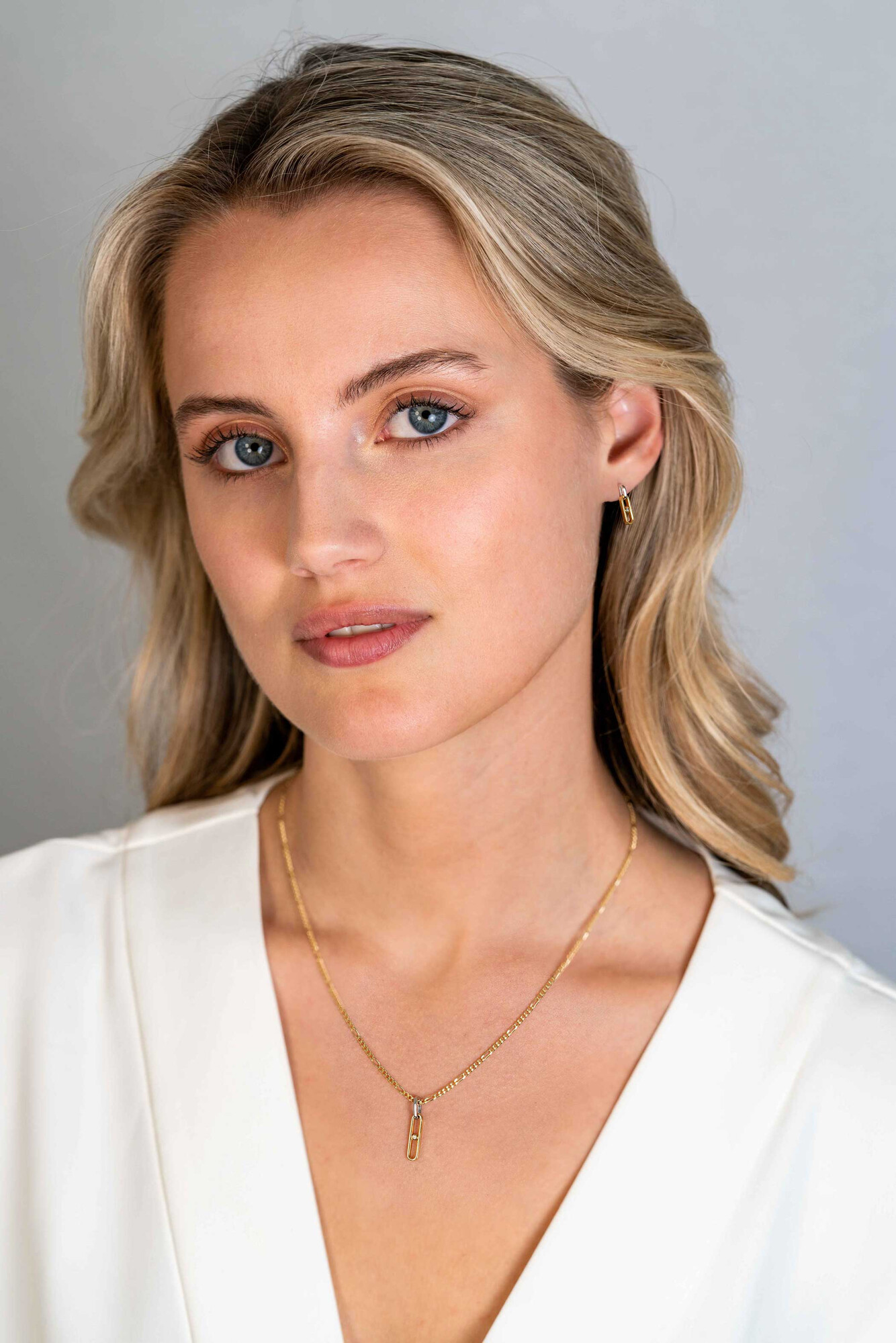 ZINZI gold plated zilveren ovale oorstekers 12mm bezet met witte zirconia ZIO2300