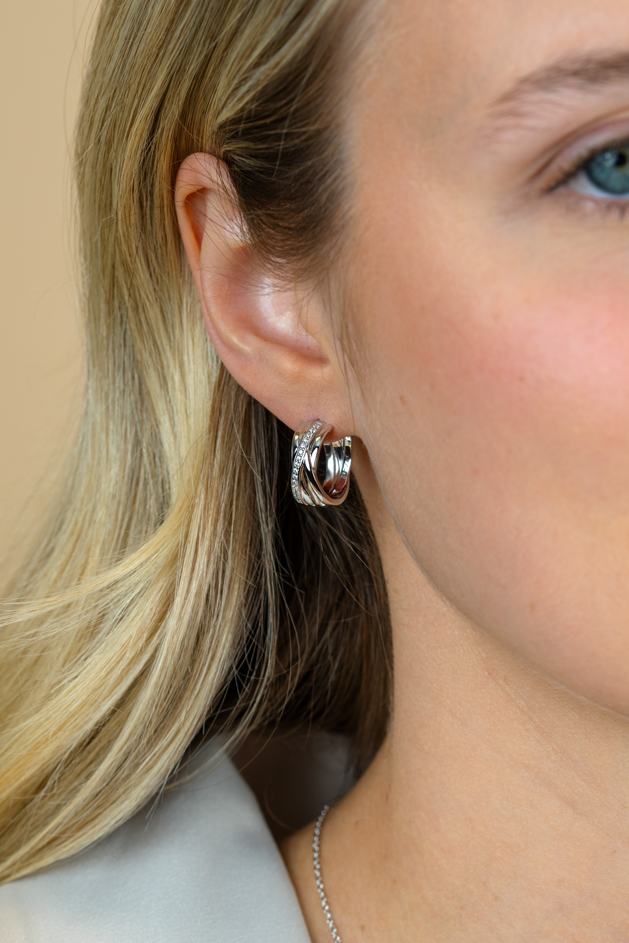 17mm ZINZI zilveren cross-over oorringen met luxe scharniersluiting 7mm breed ZIO1790