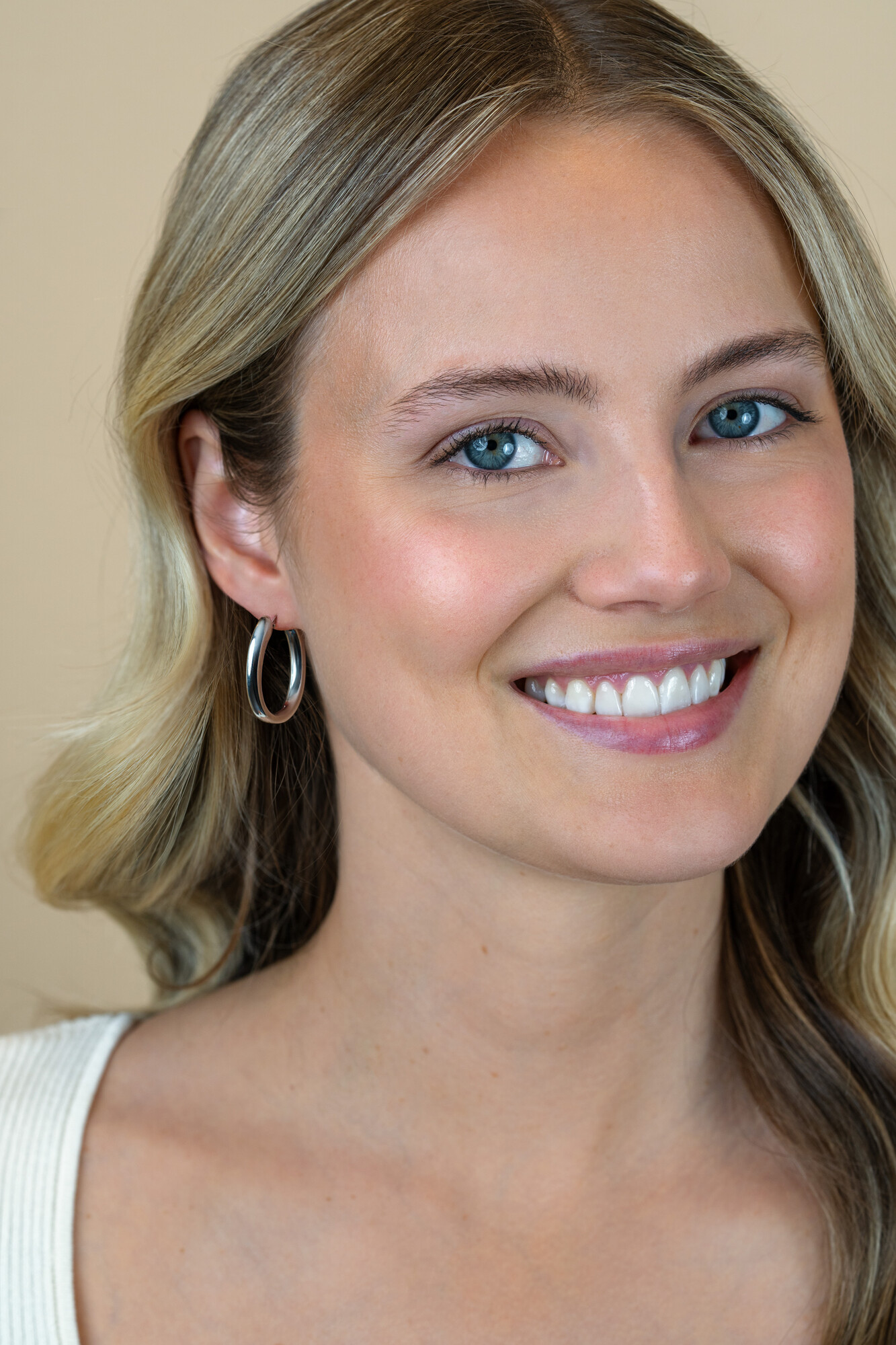 28mm ZINZI zilveren oorringen met organisch gevormde buis 3mm breed en handige bovensluiting ZIO2700