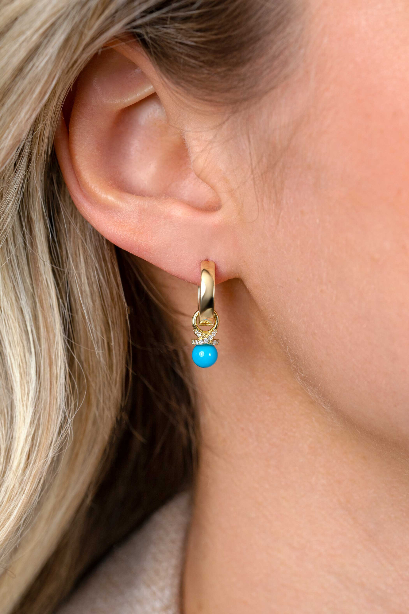 8mm ZINZI gold plated zilveren oorbedels met een turquoise parel en een strikvormige zetting bezet met witte zirkonia’s ZICH2863T (zonder oorringen)