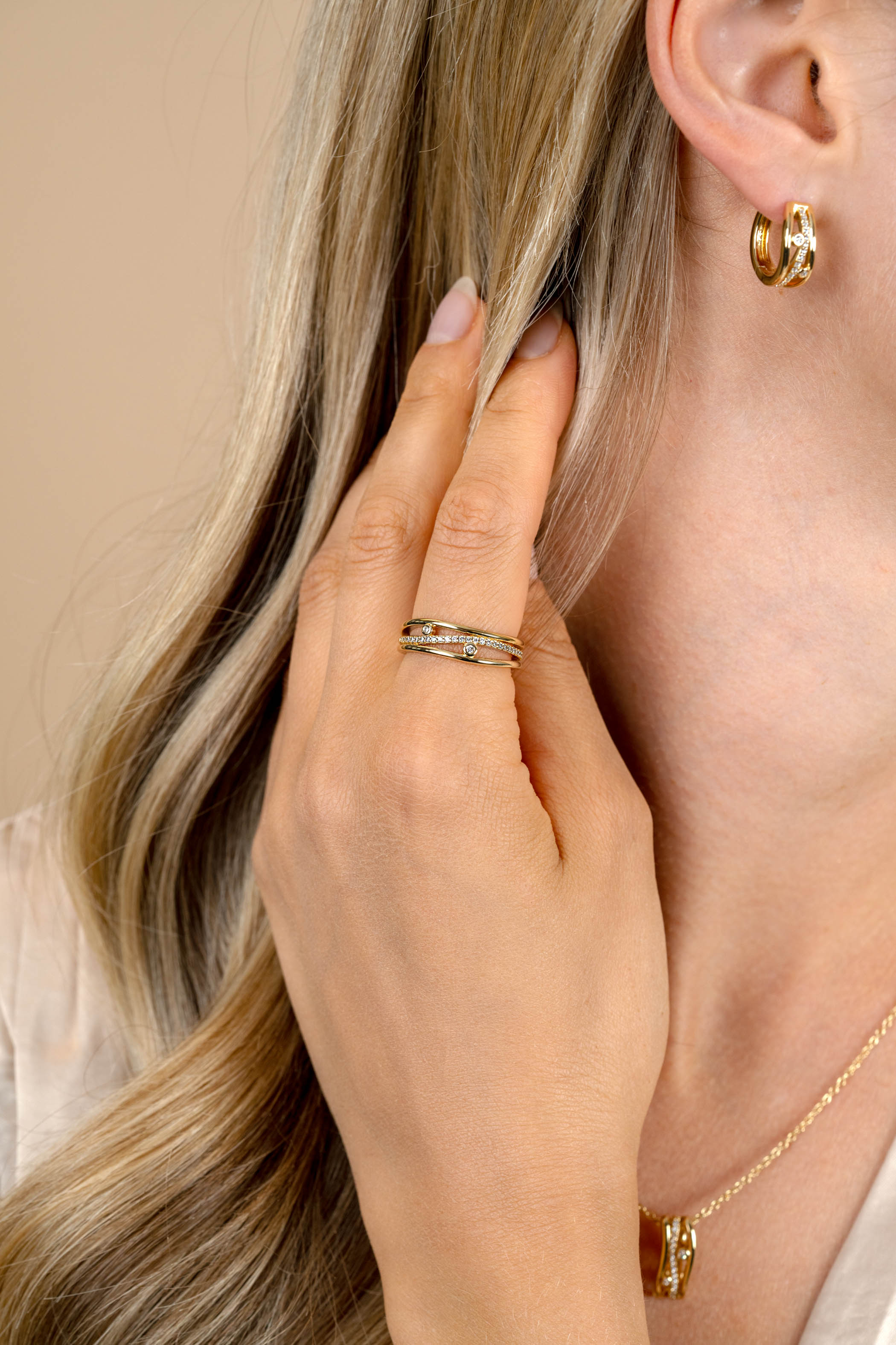 ZINZI gold plated zilveren multi-look ring (6mm breed) in golvend design bezet met witte zirkonia's ZIR2685C