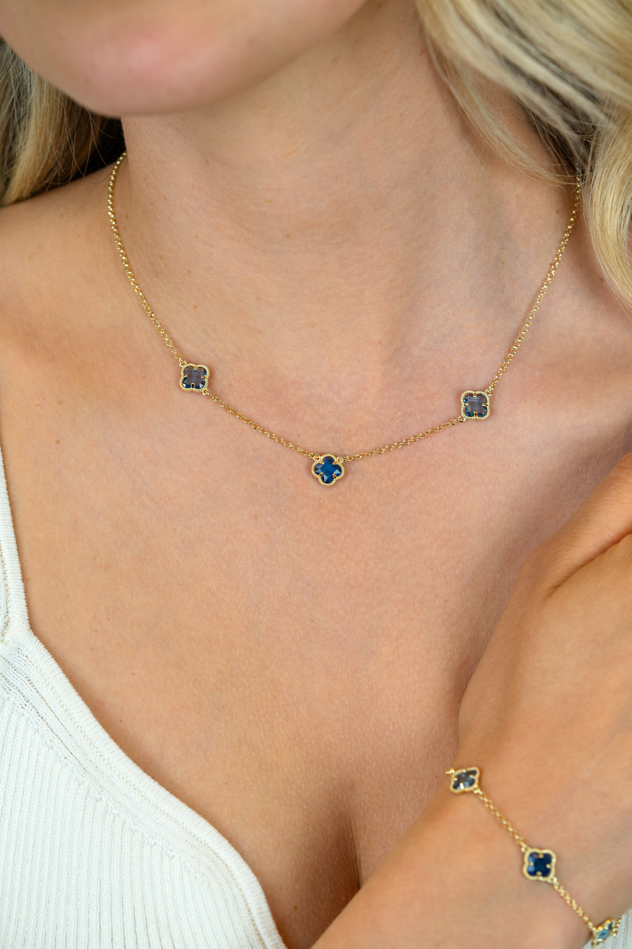 ZINZI gold plated zilveren schakelketting met twee lichtblauwe klavers en een donkerblauwe klaver 42-45cm ZIC2662B