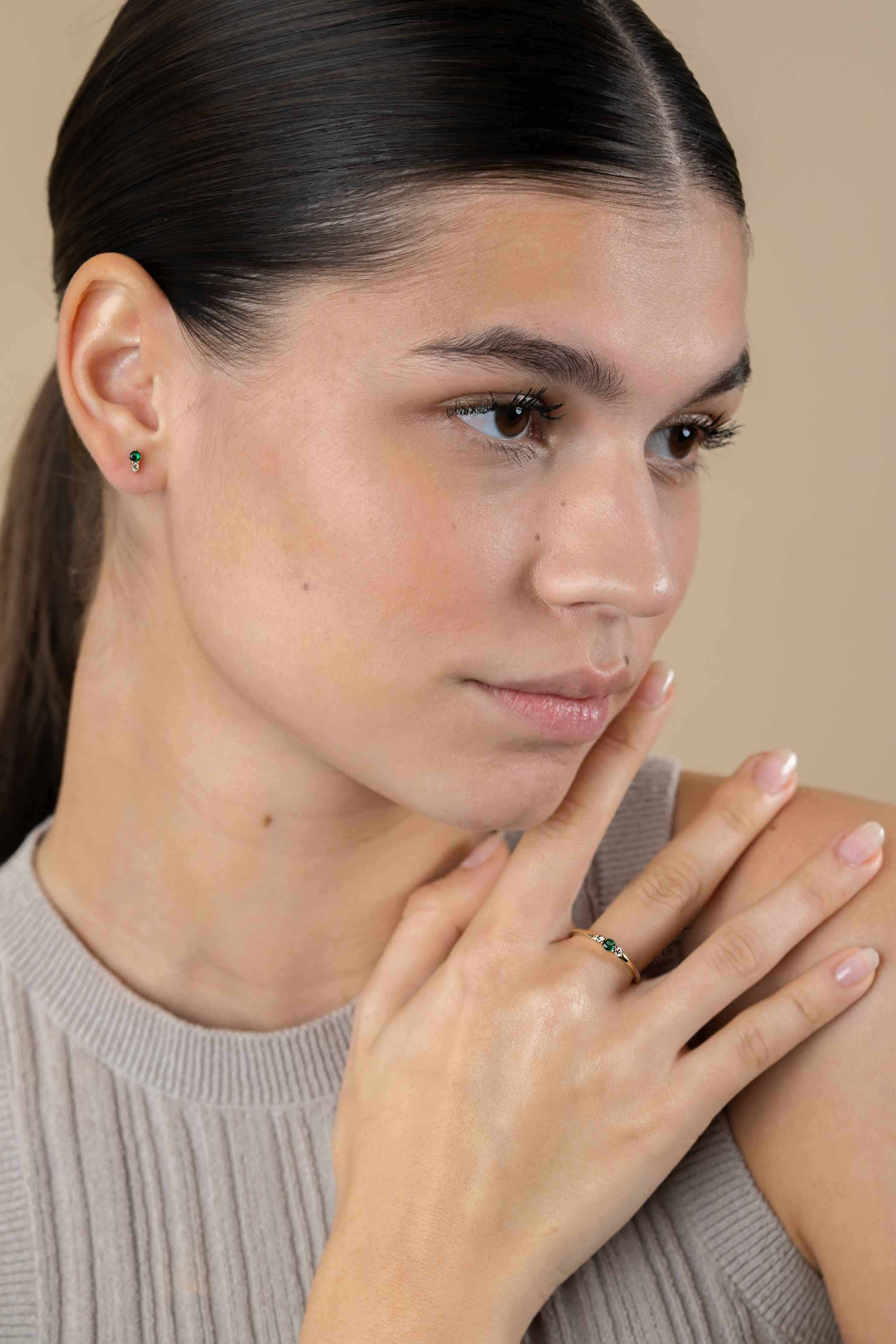 ZINZI gold plated zilveren ring met ronde chatonzettingen diepgroen en champagne kleurstenen 3mm breed ZIR2562C