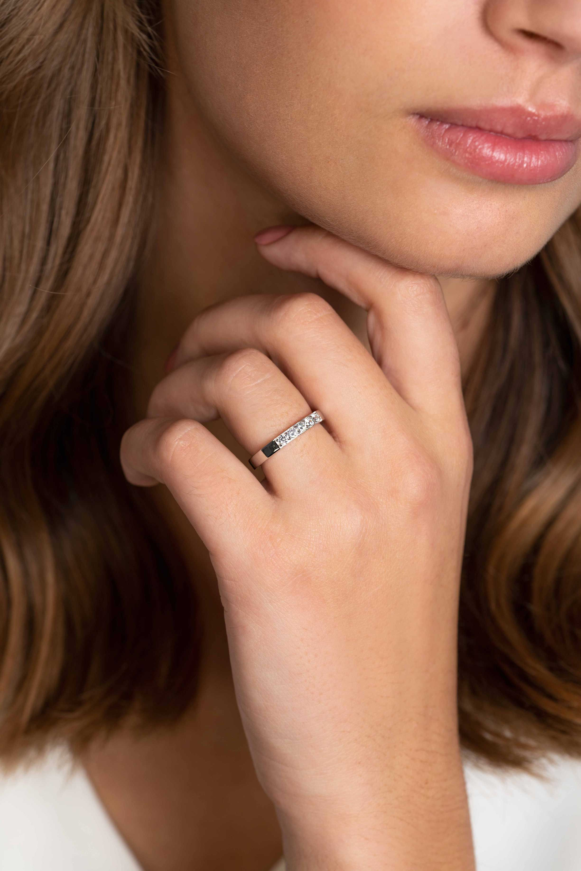 ZINZI zilveren brede gladde aanschuifring bezet met vijf witte zirconia's ZIR2131C