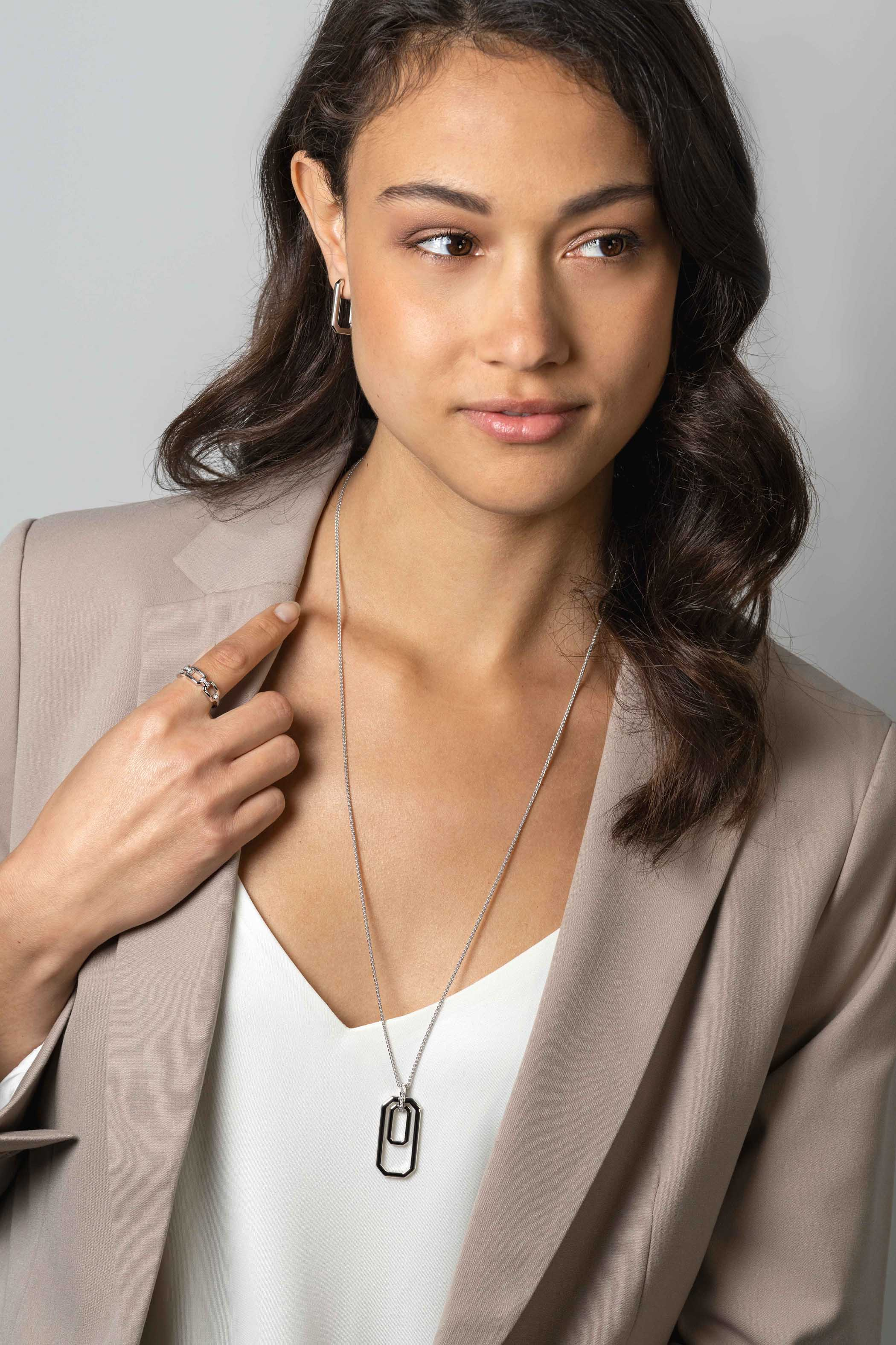 ZINZI zilveren stoere schakelring (6mm breed) waarbij drie rechthoekige schakels sierlijk met elkaar zijn verbonden. De verbinding-schakels zijn bezet met witte zirconia's ZIR2494C