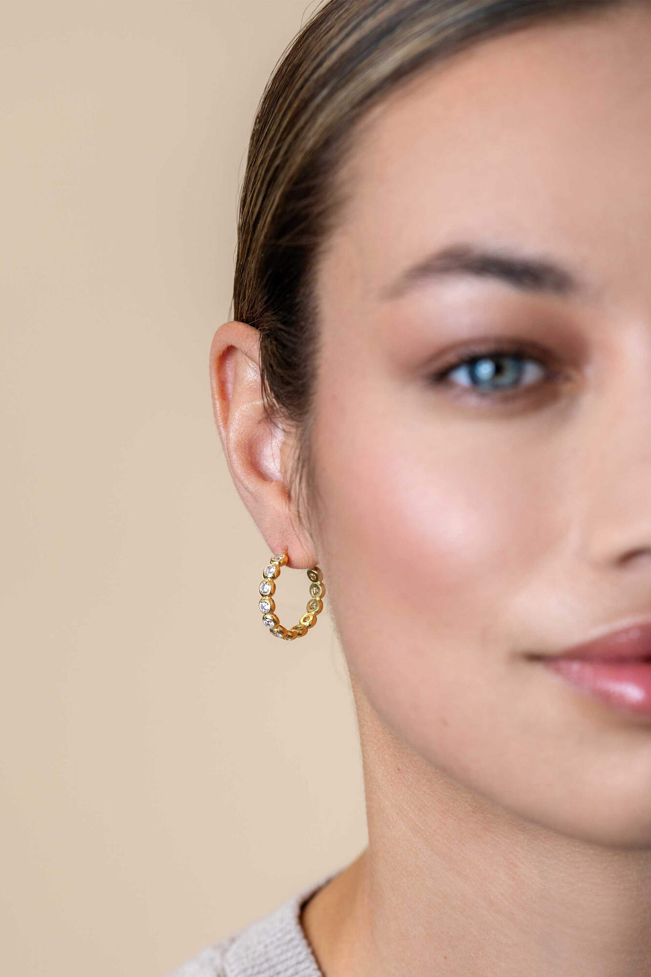 21mm ZINZI gold plated zilveren halve oorringen 4mm buisdikte, bezet met 12 witte zirconia's en met vlindersluiting ZIO2573Y
