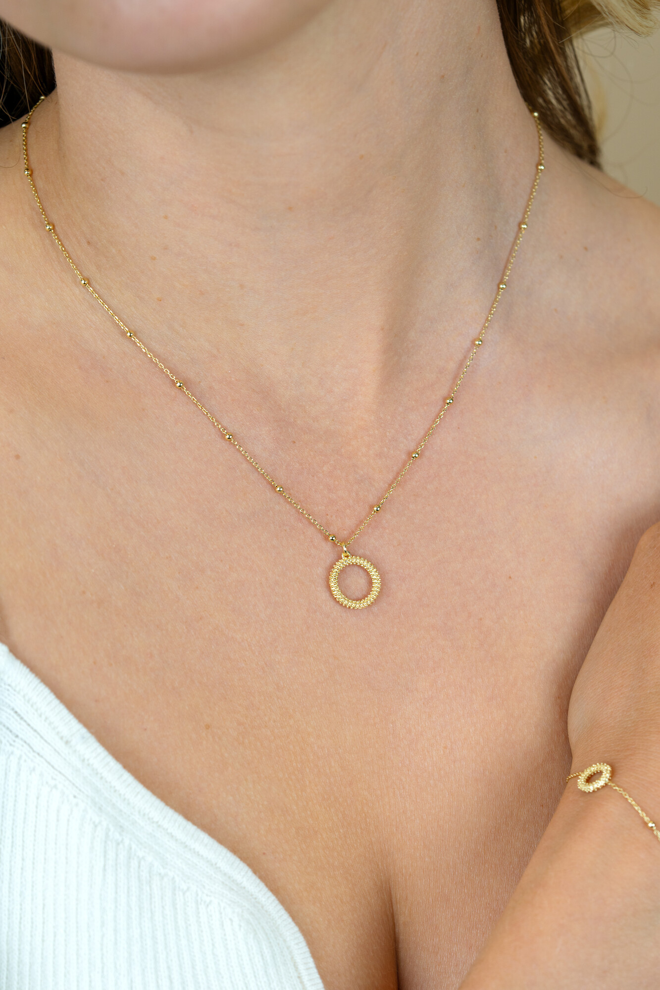 ZINZI gold plated zilveren ketting met kleine bolletjes en ronde hanger (12mm) met bolstructuur 42-45cm ZIC2704G