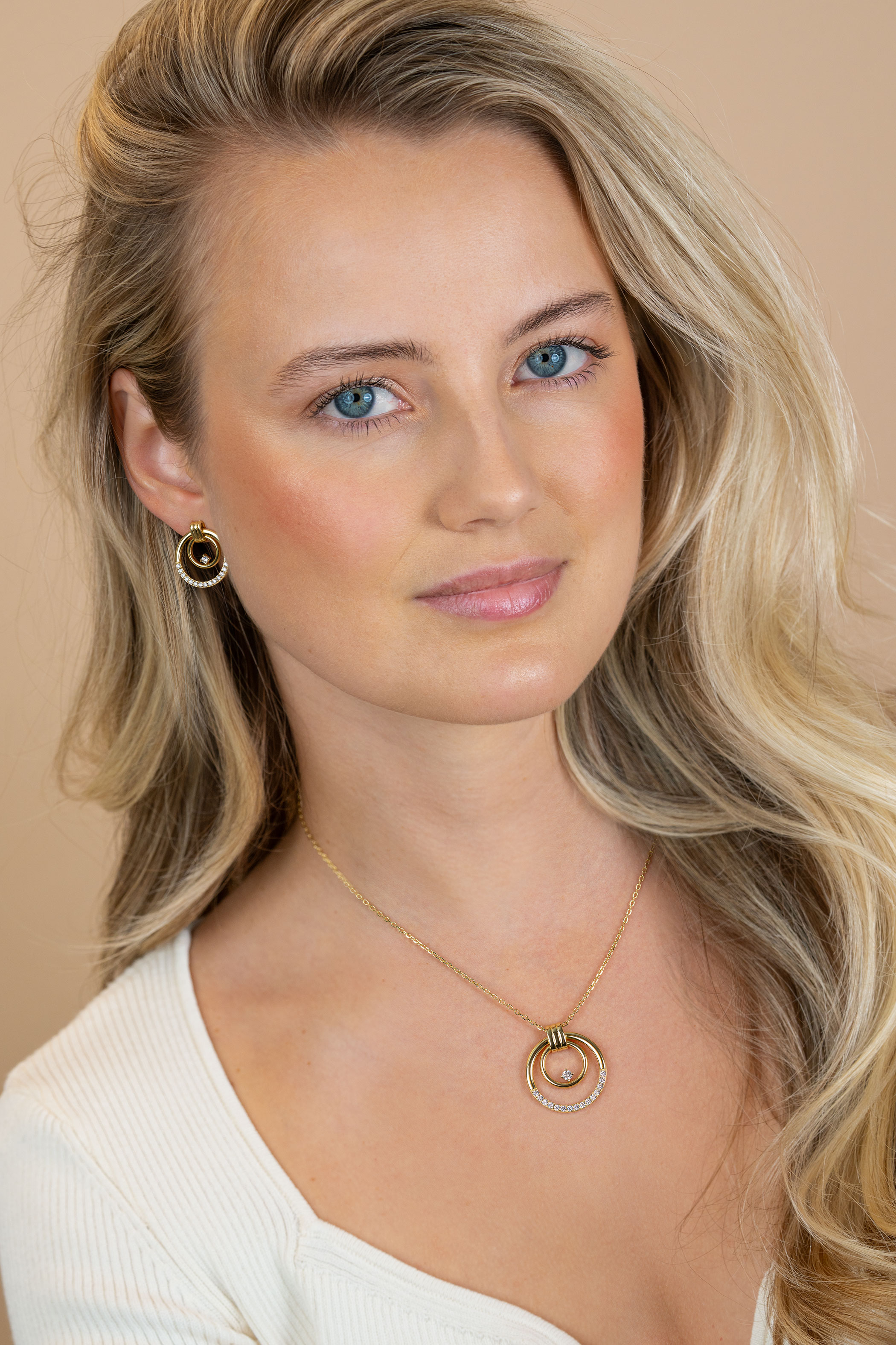 21mm ZINZI goldplated zilveren luxe oorstekers met elegante dubbele ronde ringen, speels bezet met witte zirkonia's ZIO2819