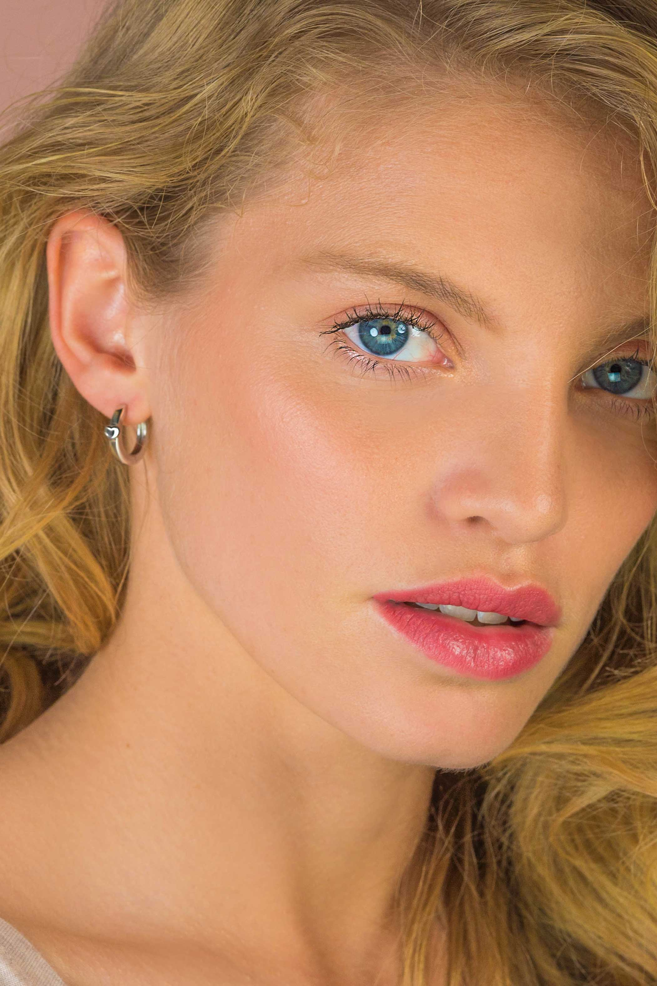 ZINZI zilveren oorringen 15 x 3mm hart met luxe klapsluiting ZIO1508
