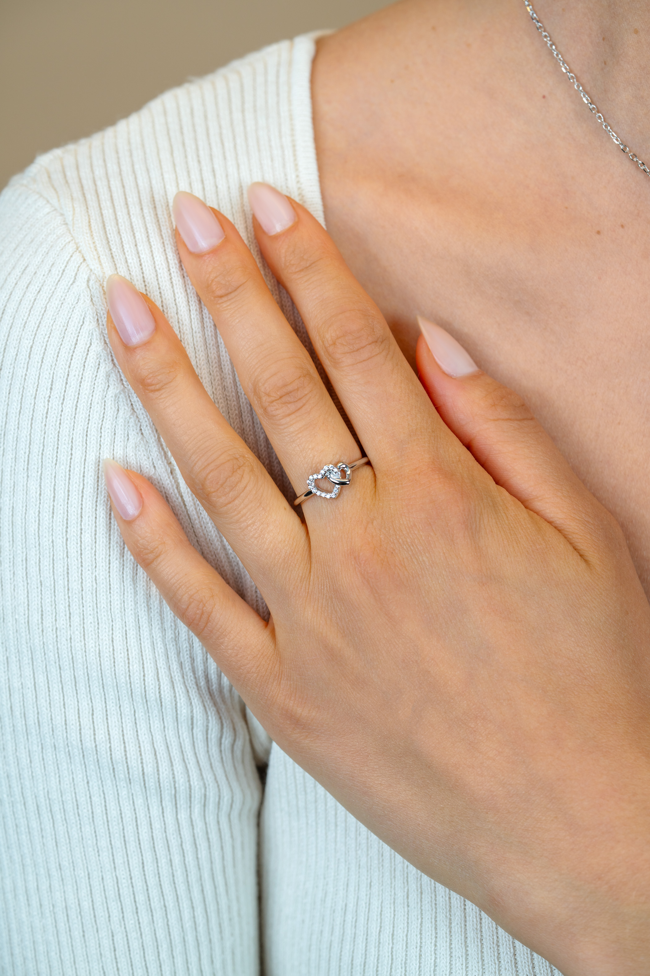 ZINZI zilveren ring 2 hartjes met elkaar verbonden, 1 hart bezet met witte zirconia's ZIR2493C