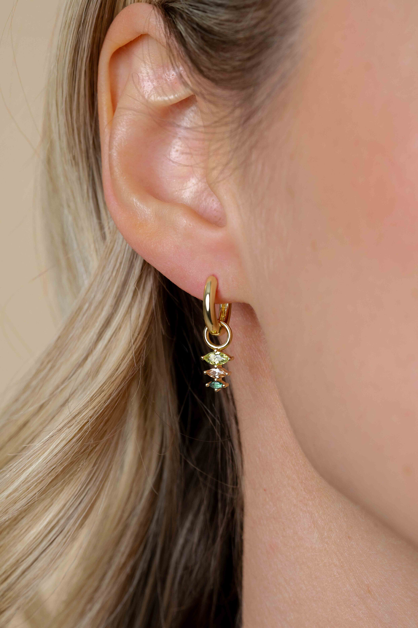 13mm ZINZI gold plated zilveren oorbedels met drie peervormige zettingen in aflopende grootte, bezet met peridot, champagne en donkergroene kleurstenen ZICH2631GC (zonder oorringen)