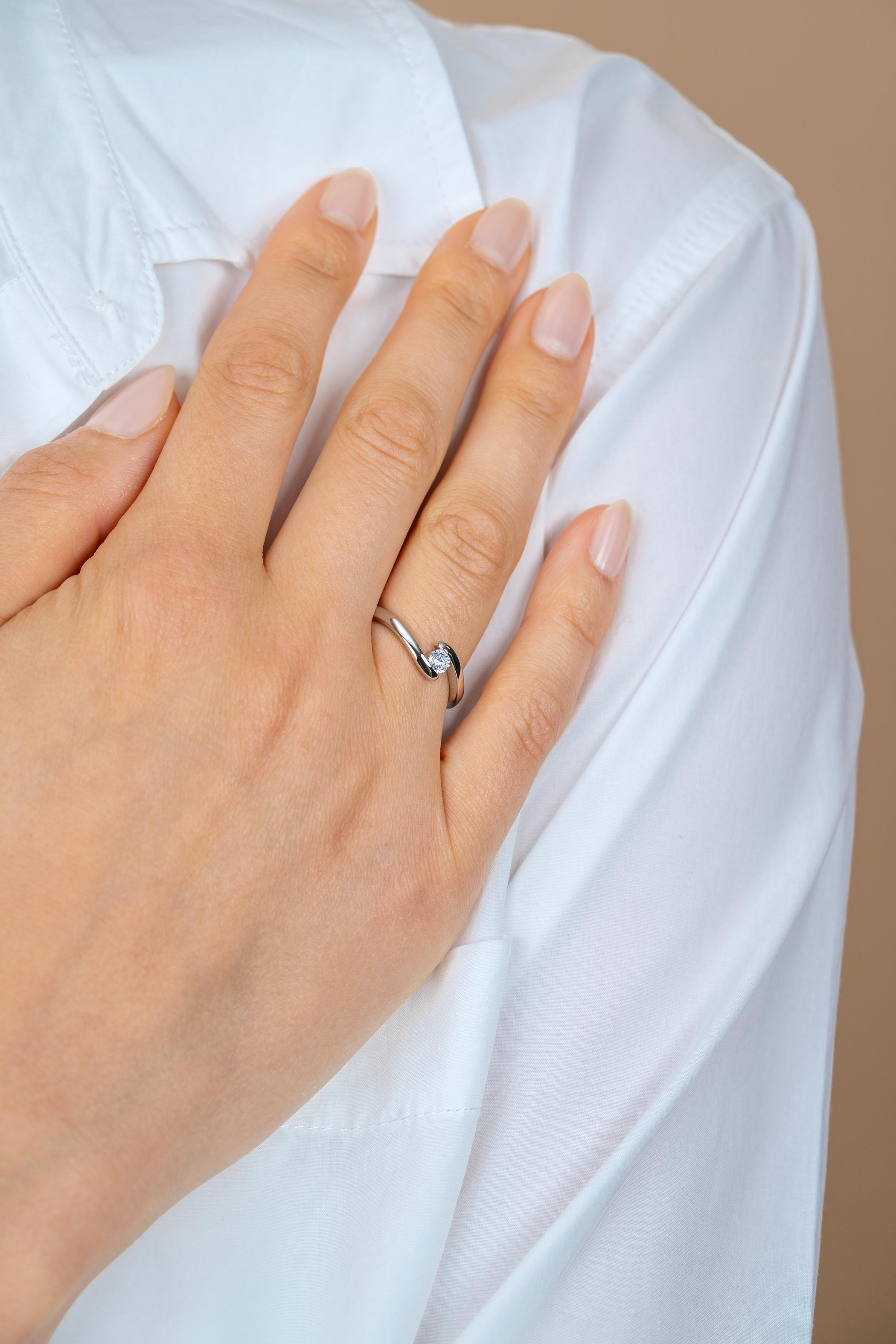 ZINZI zilveren ring (6mm breed) met ronde zirkonia, sierlijk omklemd door twee banen ZIR2766C