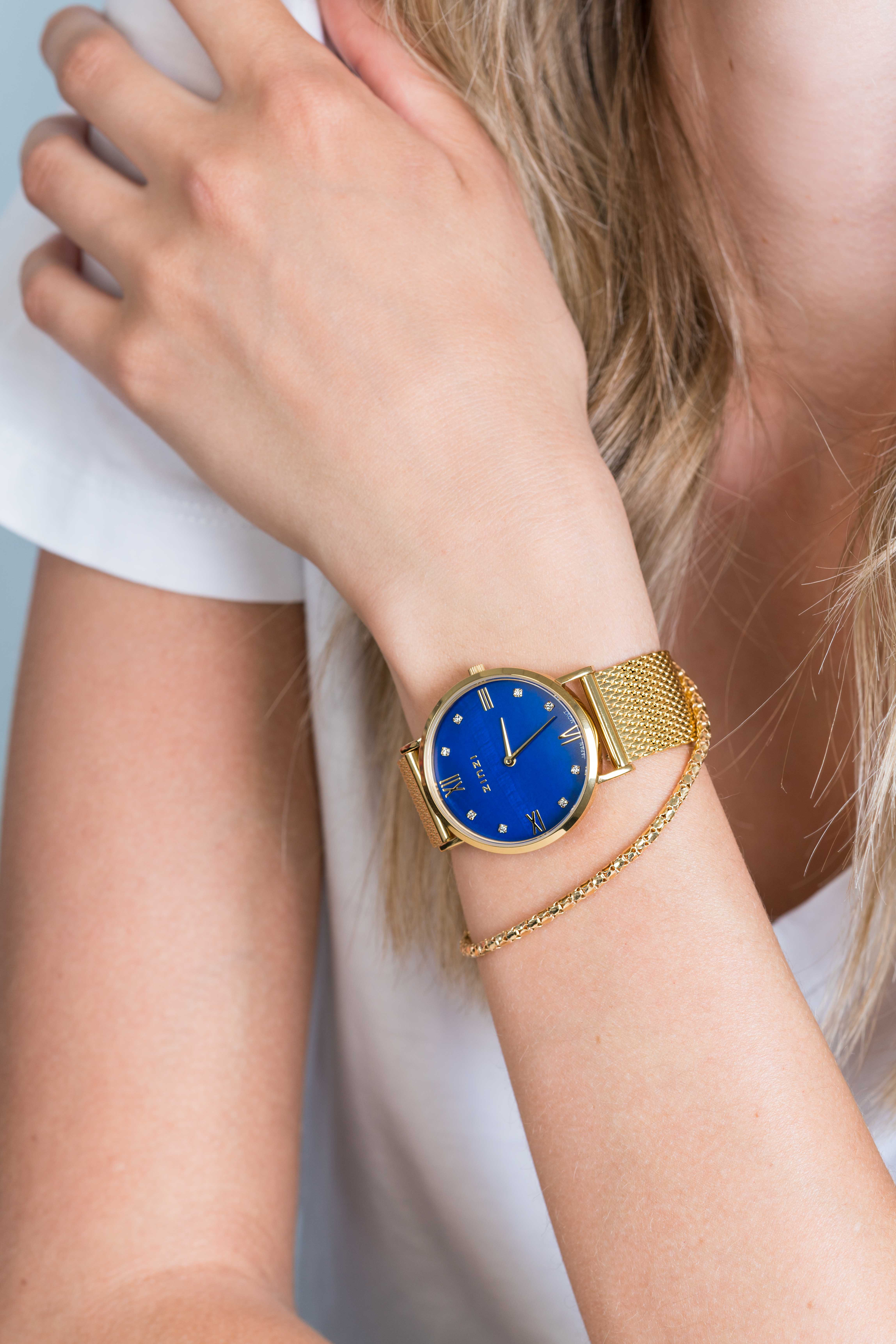 ZINZI Roman horloge donkerblauwe parelmoer wijzerplaat, geelgoudkleurige stalen kast, witte zirconia's bij uuraanduiding, geelgoudkleurige stalen mesh band 34mm extra dun ZIW547M
