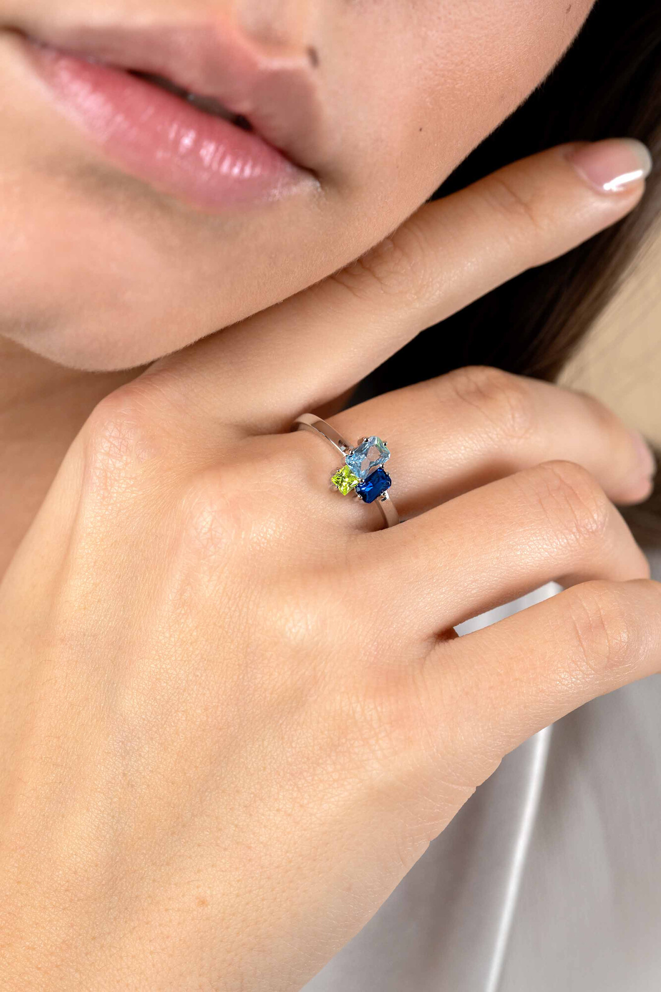 ZINZI zilveren ring met rechthoekige zettingen, bezet met licht groene, licht blauwe en saffier blauwe kleurstenen ZIR2496C