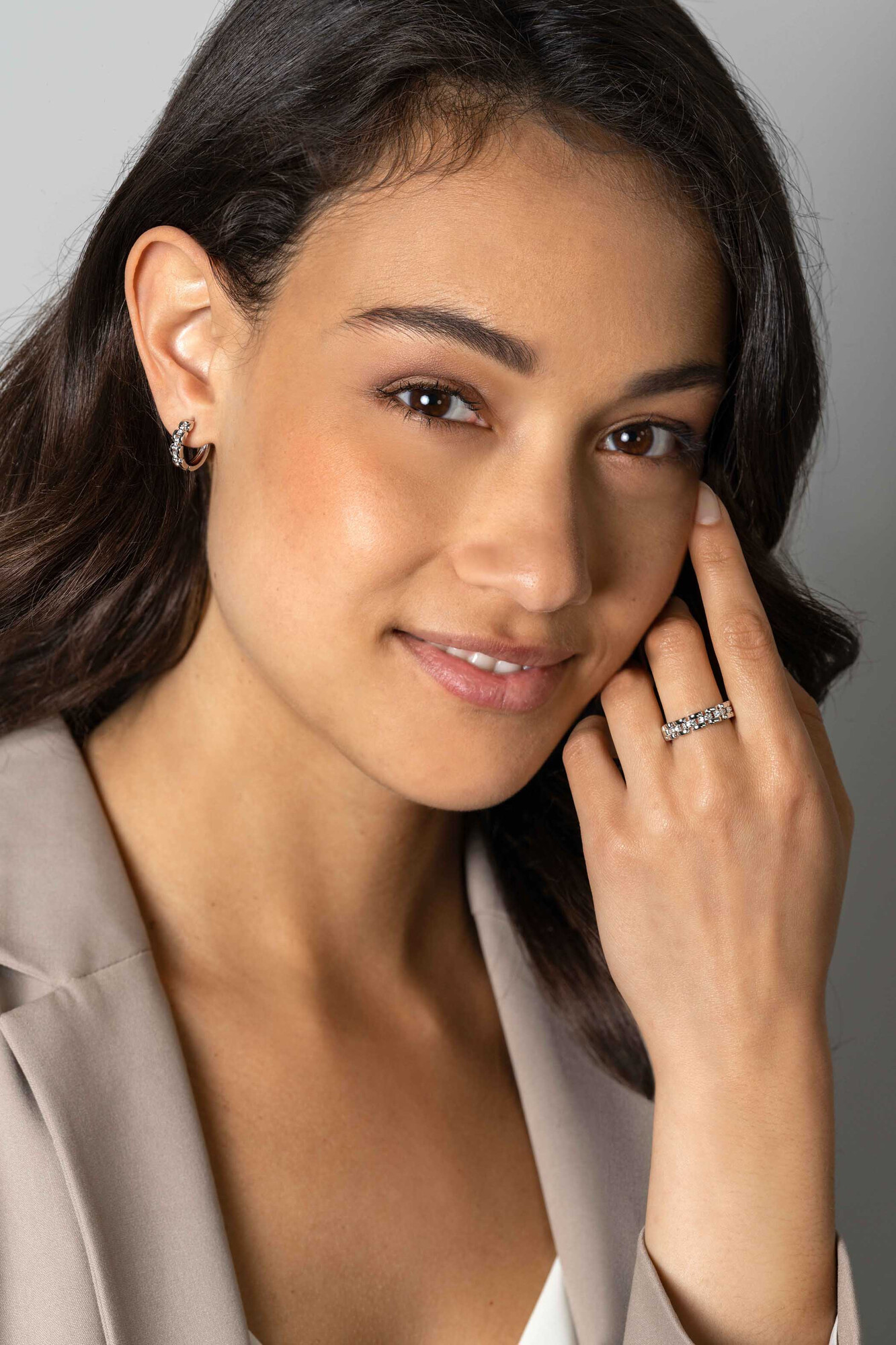 ZINZI zilveren ring met rolex-style schakels en de middenbaan bezet met witte zirconia's 5mm breed ZIR2504C