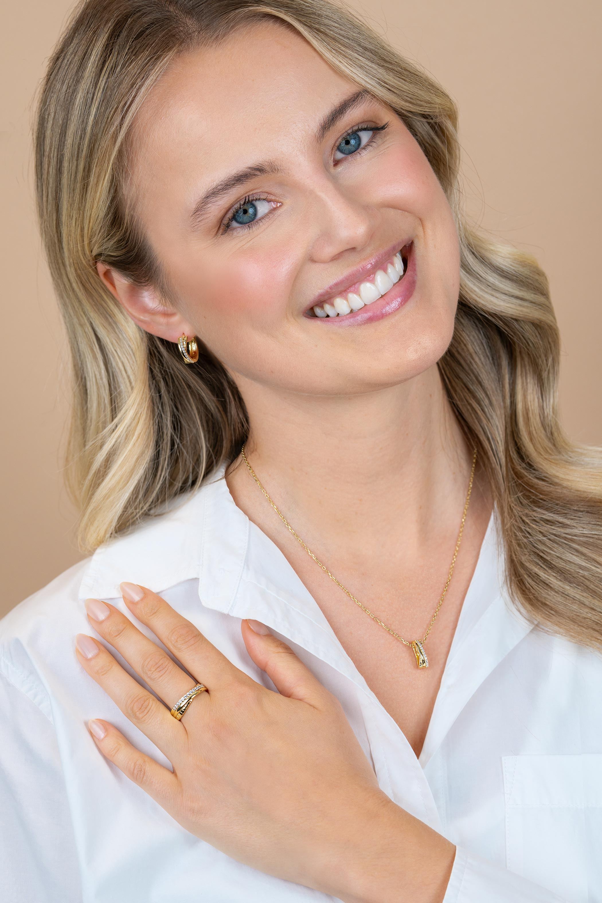 ZINZI goldplated zilveren brede cross-over ring glad witte zirkonia's ZIR2801