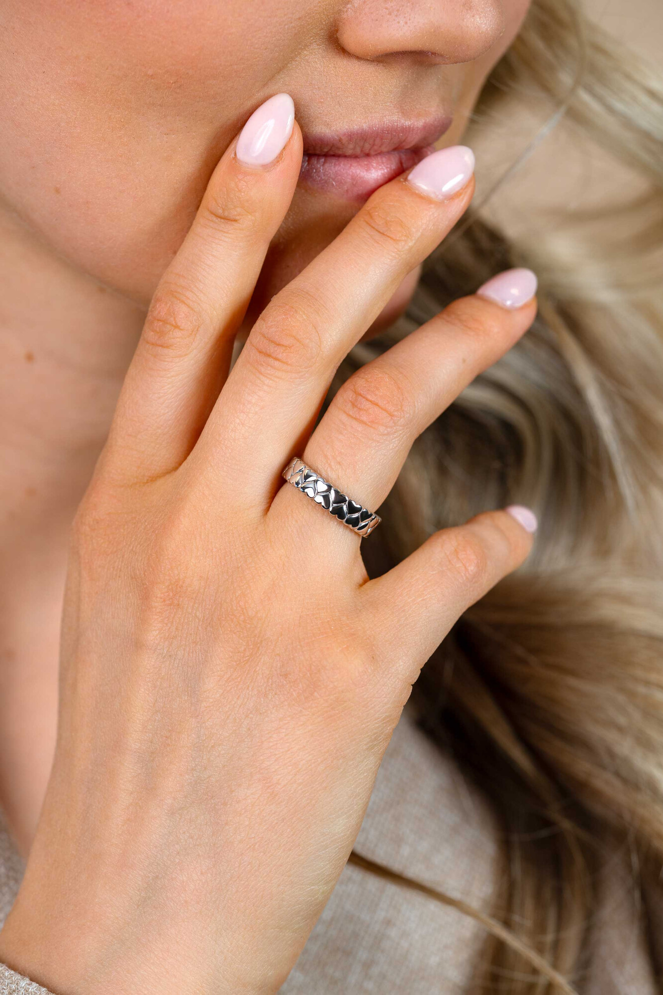 ZINZI zilveren brede ring met twee rijen aaneengeschakelde gladde hartjes ZIR2882