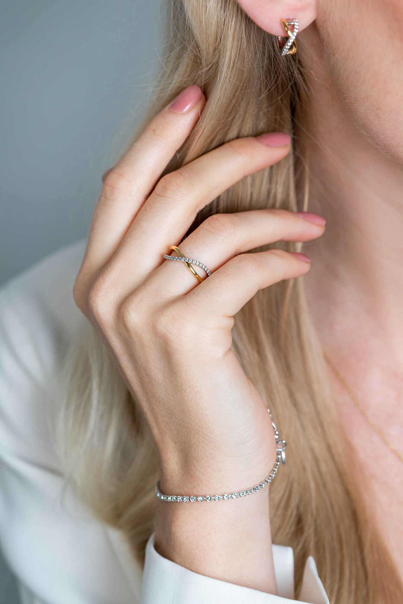 ZINZI zilveren ring cross-over bicolor bezet met witte zirconia's ZIR2234C