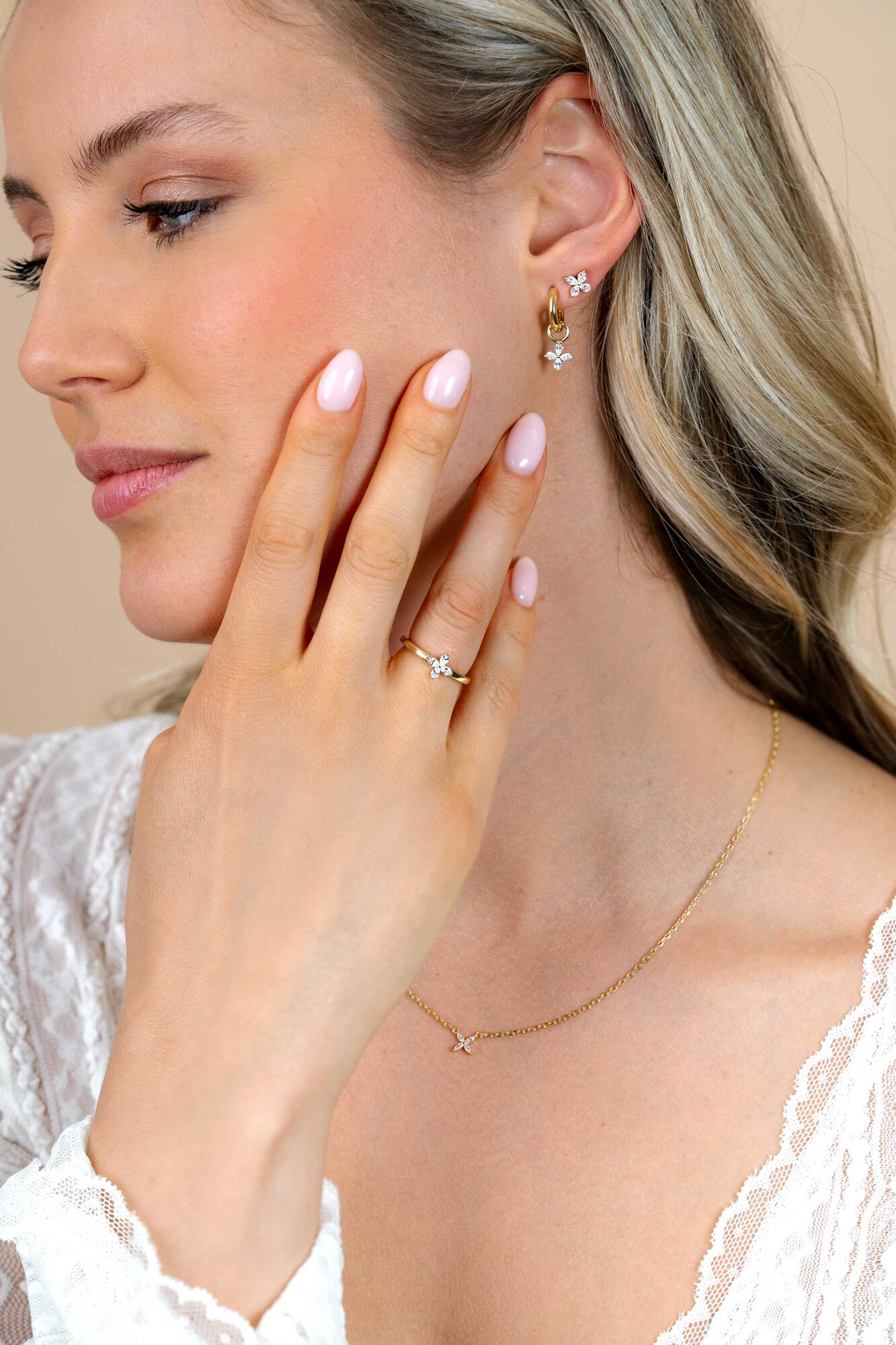 7,5mm ZINZI gold plated zilveren oorknoppen met bloem bezet met vier druppelvormige witte zirconia's ZIO2624