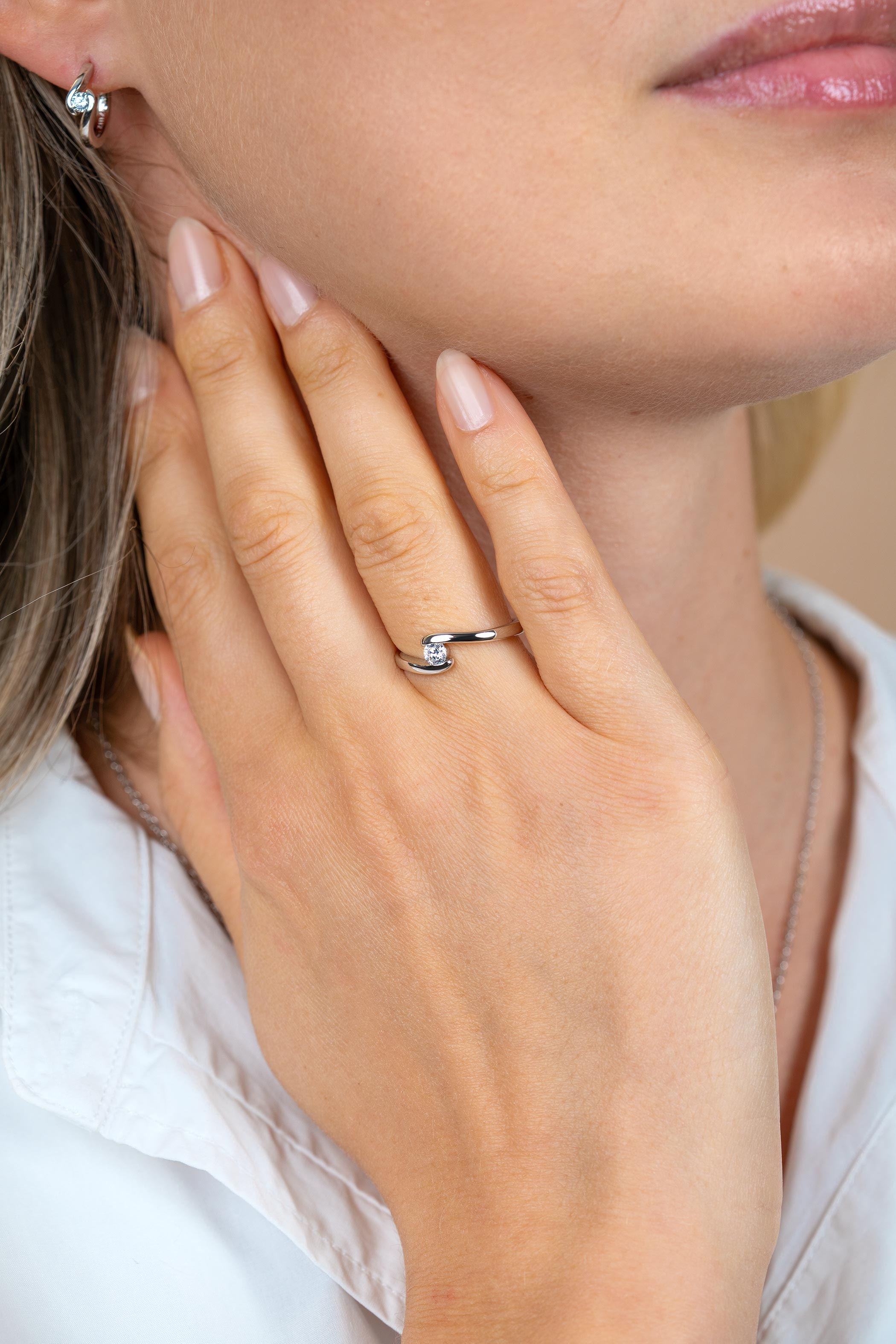 ZINZI zilveren ring (6mm breed) met ronde zirkonia, sierlijk omklemd door twee banen ZIR2766C