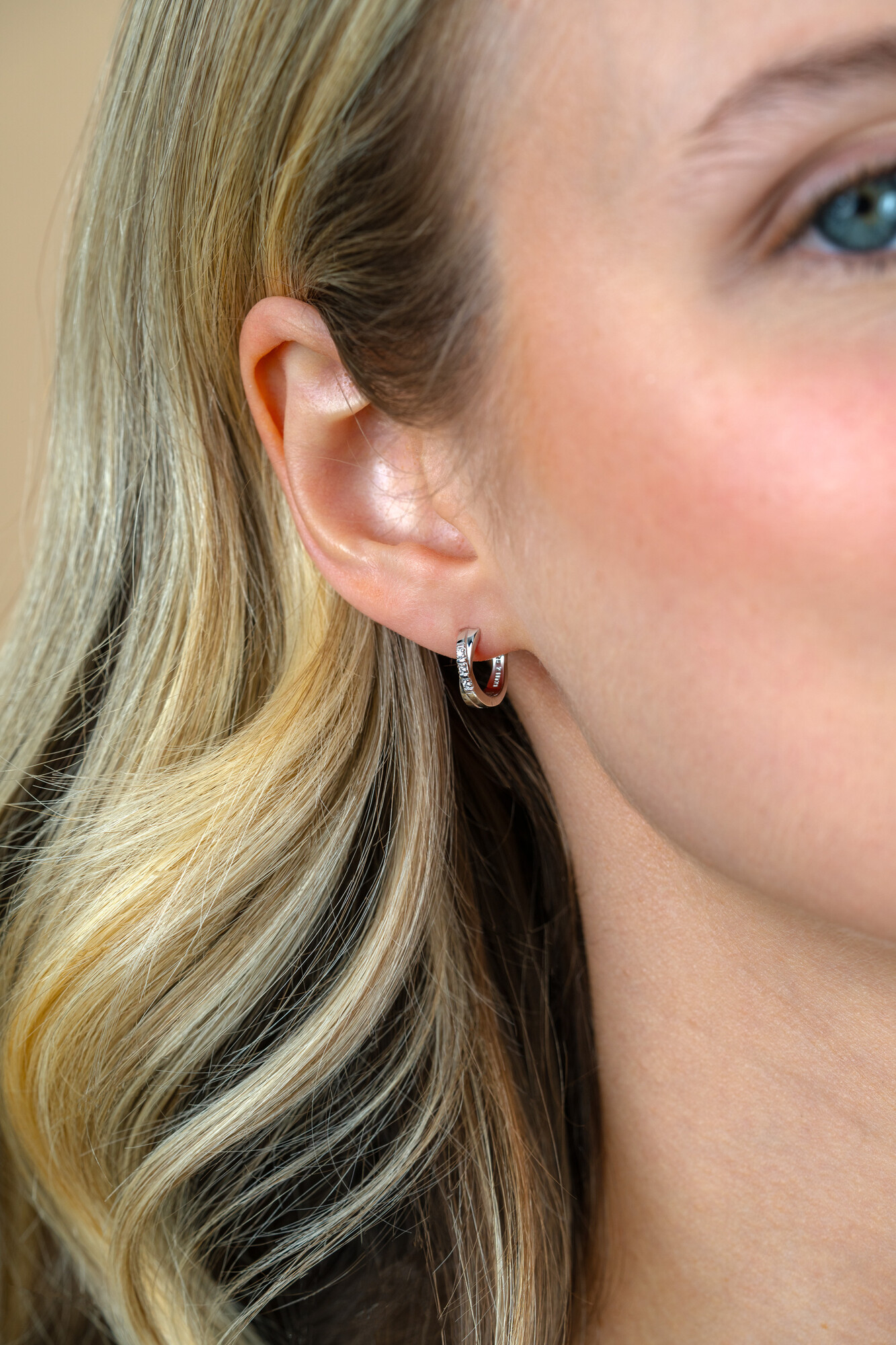 ZINZI zilveren oorringen 12x3mm kruislings wit ZIO2039